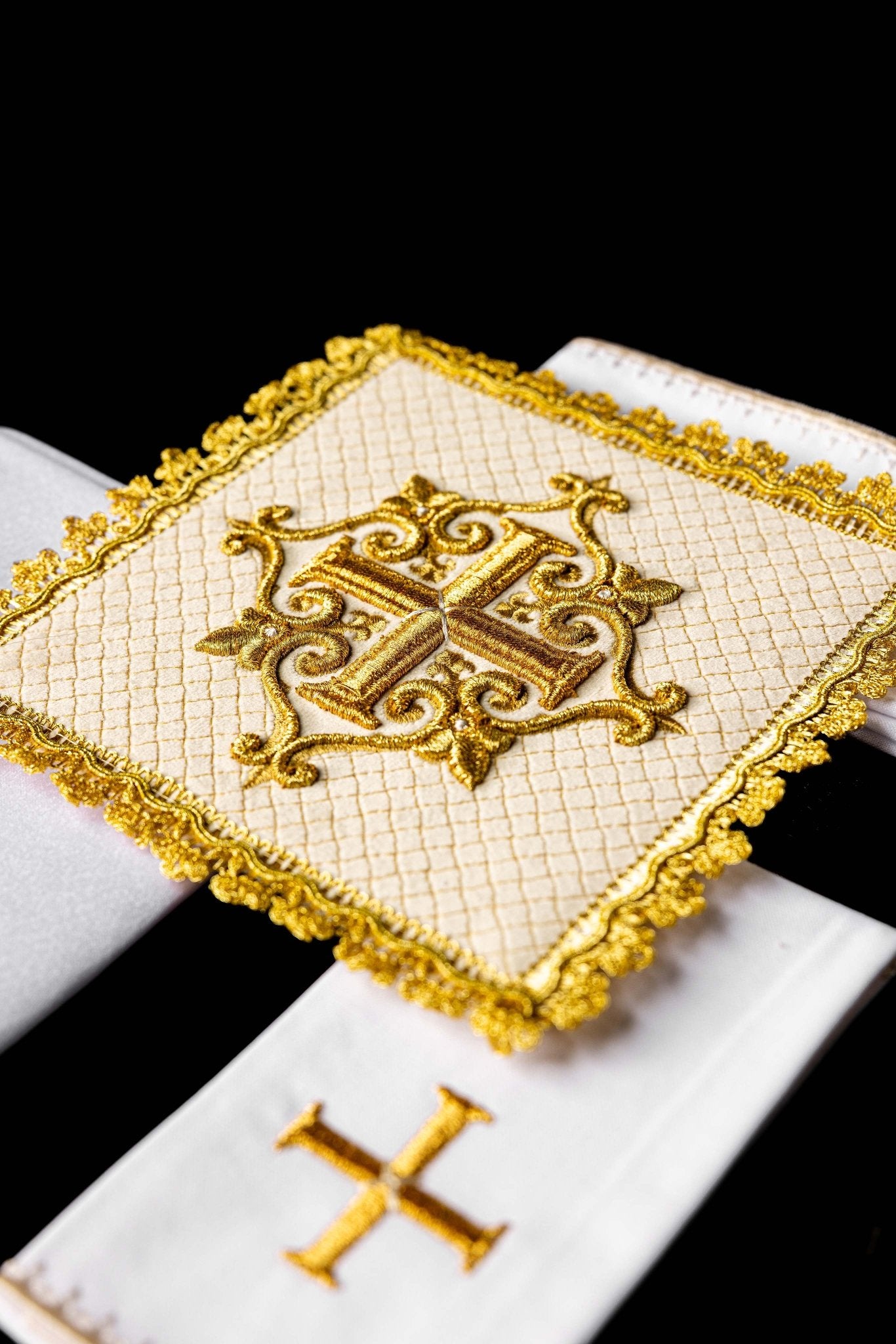 Calice en lin avec croix broderie eucharistique motif de croix velours écru LE/5029/C4 - CHASUBLES.FR