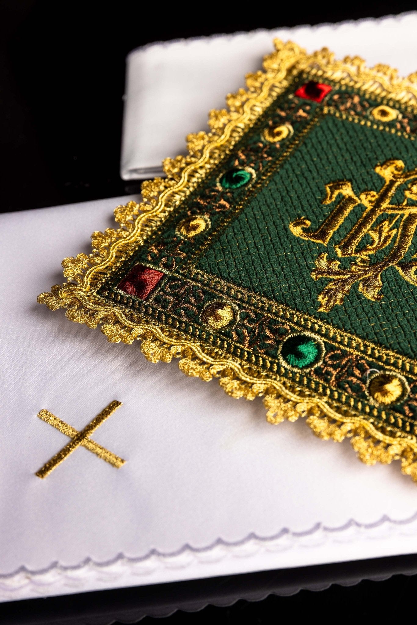 Calice en lin avec croix broderie eucharistique motif de IHS velours vert S-5567-C1 - CHASUBLES.FR