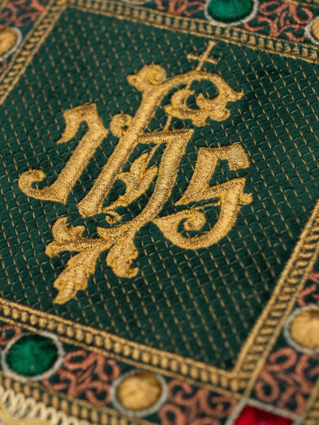 Calice en lin avec croix broderie eucharistique motif de IHS velours vert S - 5067 - C1 - CHASUBLES.FR