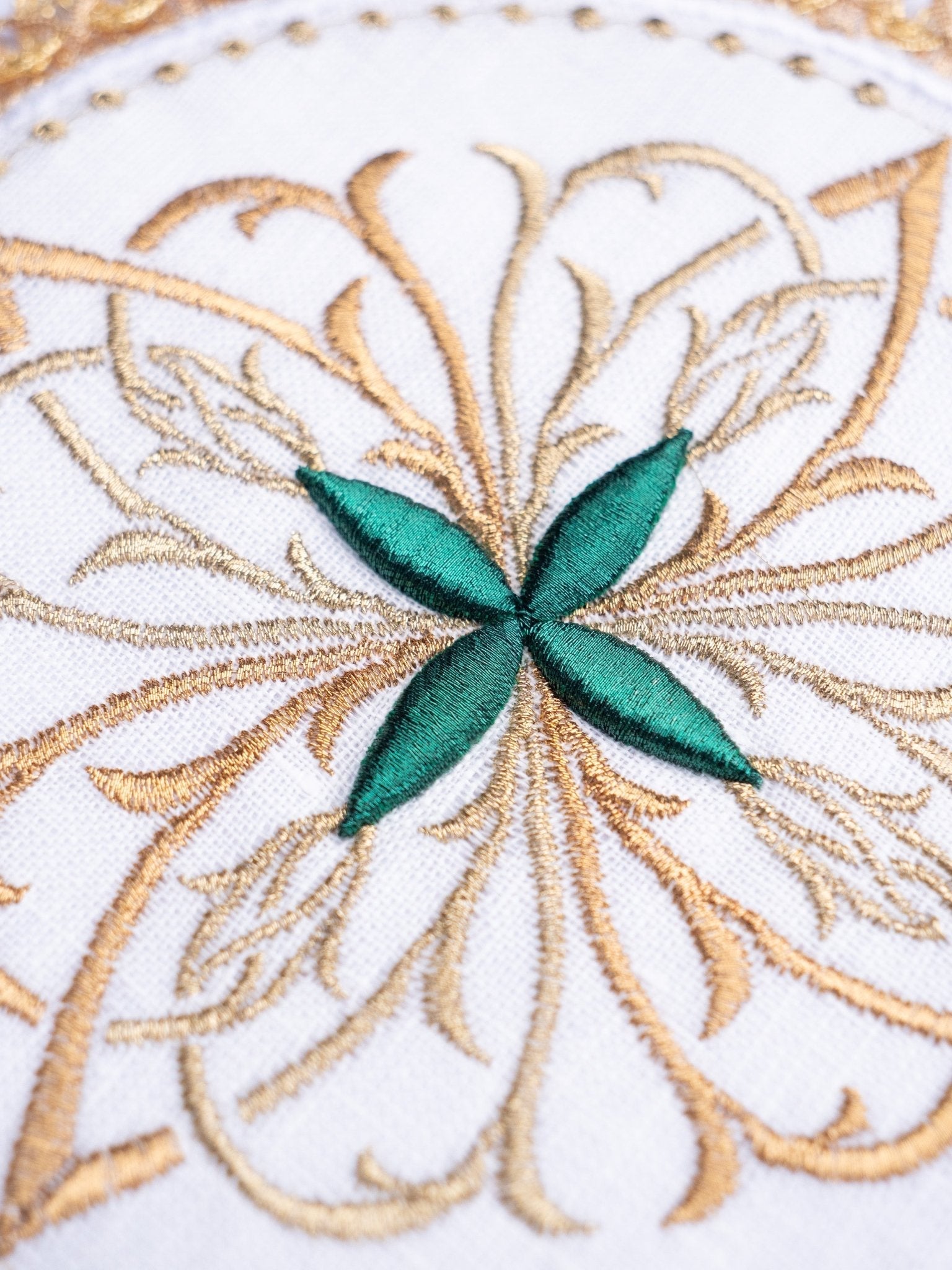 Calice en lin avec croix florale vert moyen sur pied rond S - 5029 - C1 - CHASUBLES.FR