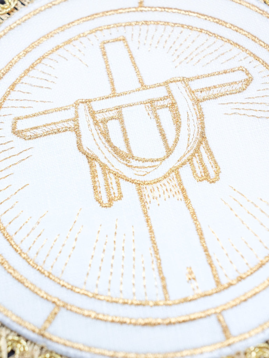 Calice en lin avec le motif de la croix de Jésus sur un pied rond S - 5030 - CHASUBLES.FR