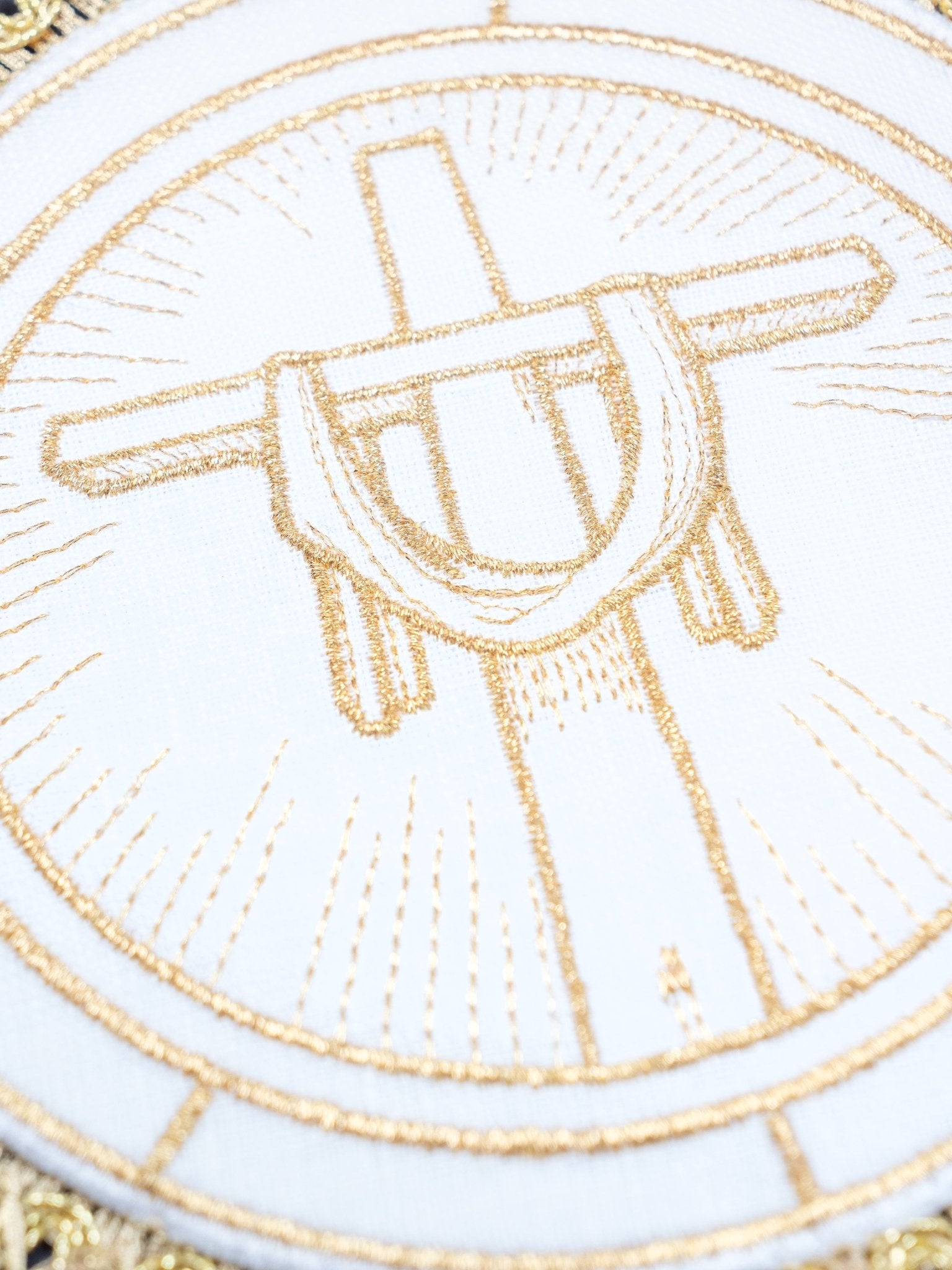 Calice en lin avec le motif de la croix de Jésus sur un pied rond S - 5030 - CHASUBLES.FR