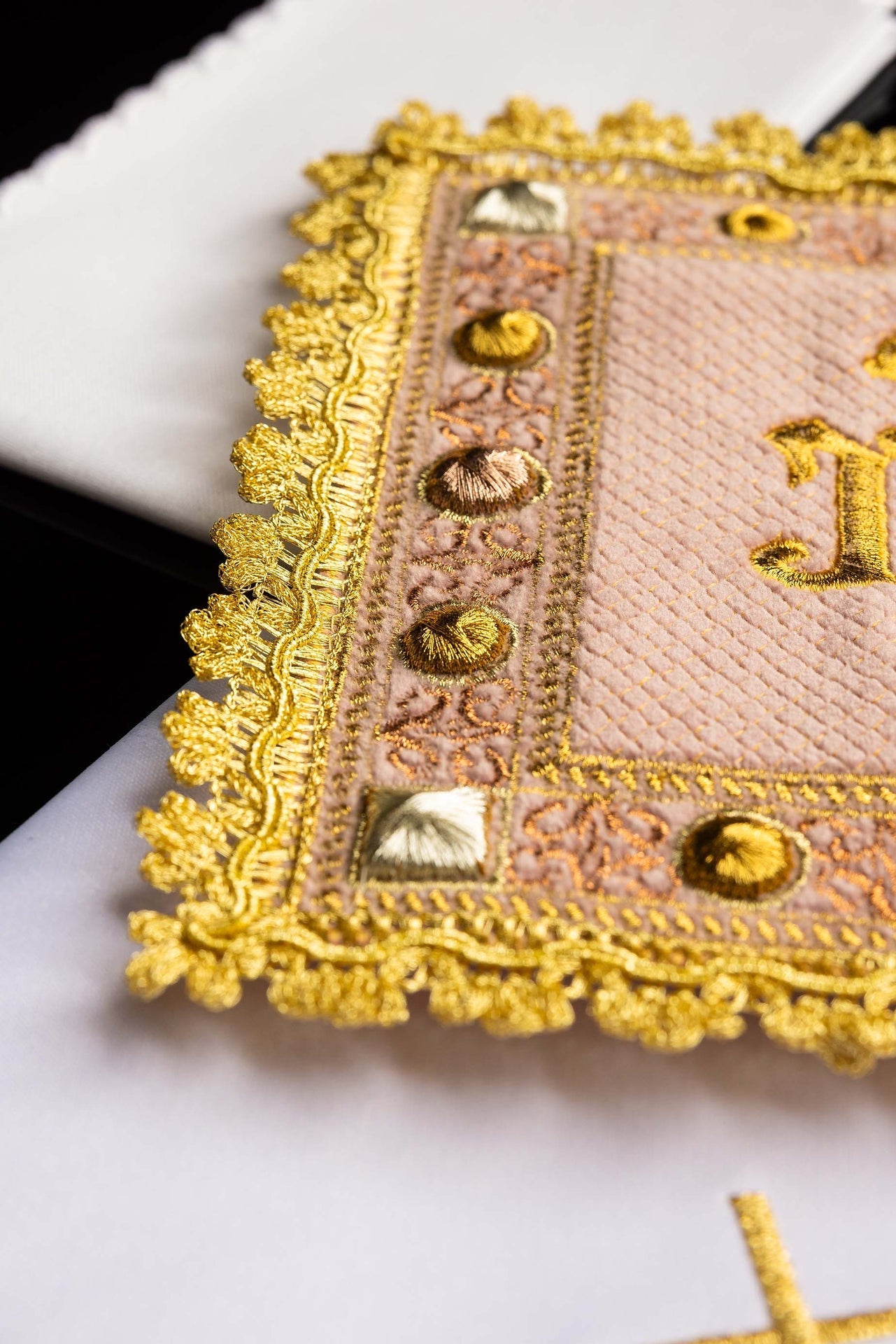Calice en velours rose avec symbole IHS brodé S-5567-C5 - CHASUBLES.FR