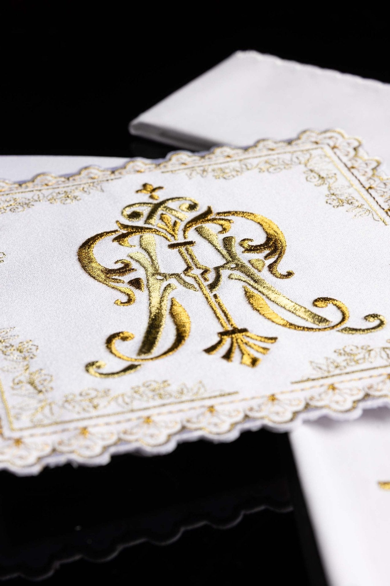 Calice liturgique avec motif marial brodé en or S-5564 - CHASUBLES.FR