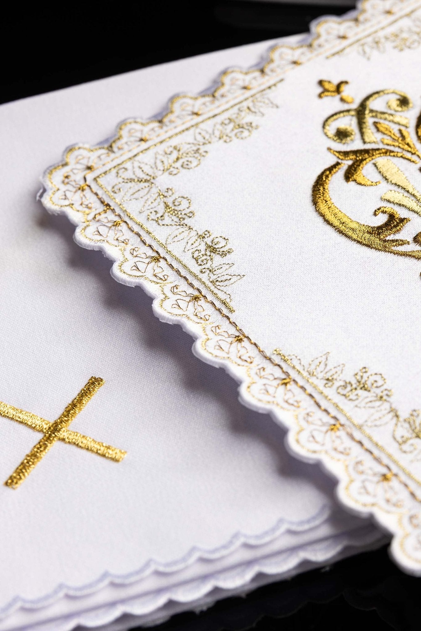 Calice liturgique avec motif marial brodé en or S-5564 - CHASUBLES.FR