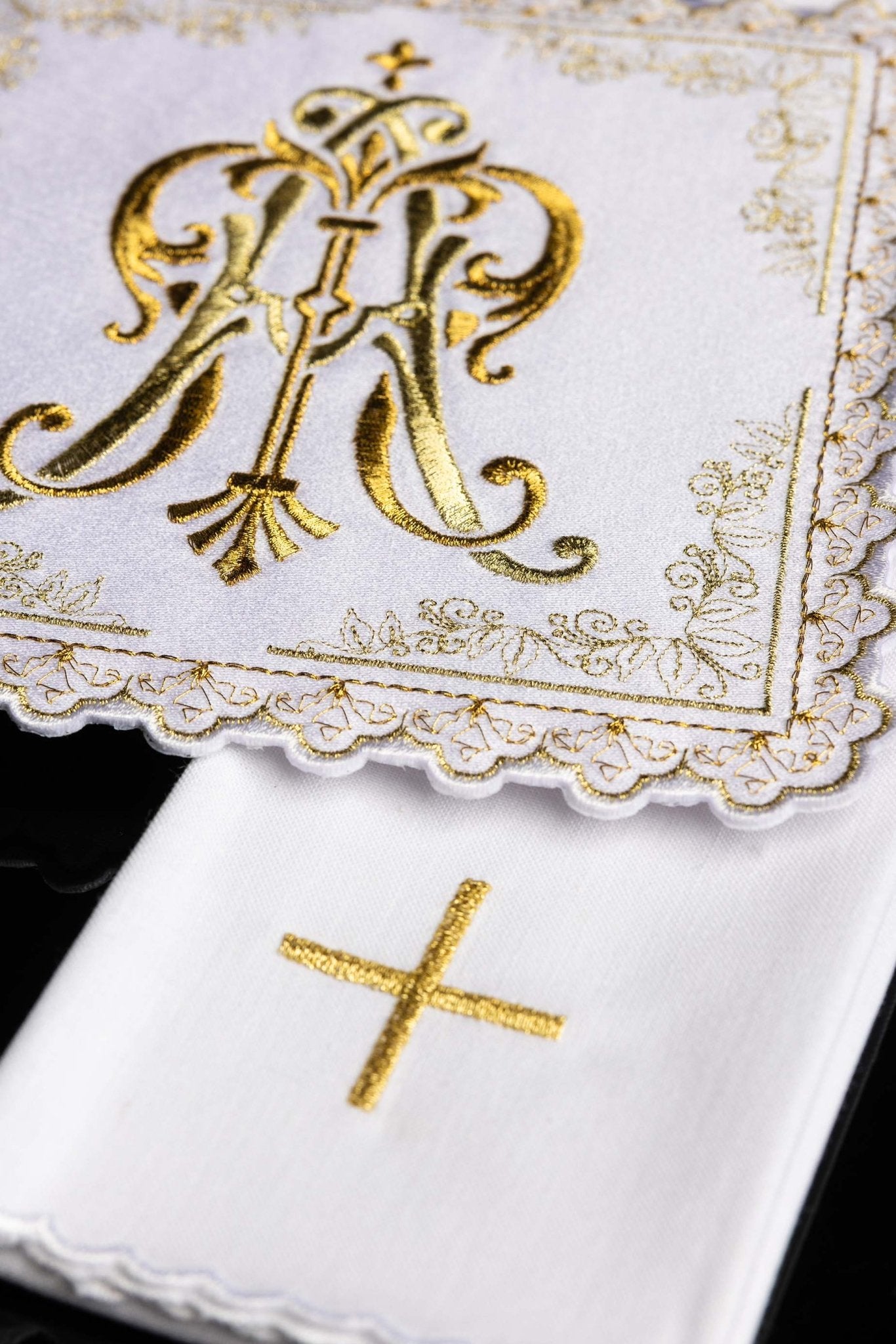 Calice liturgique avec motif marial brodé en or S-5564 - CHASUBLES.FR