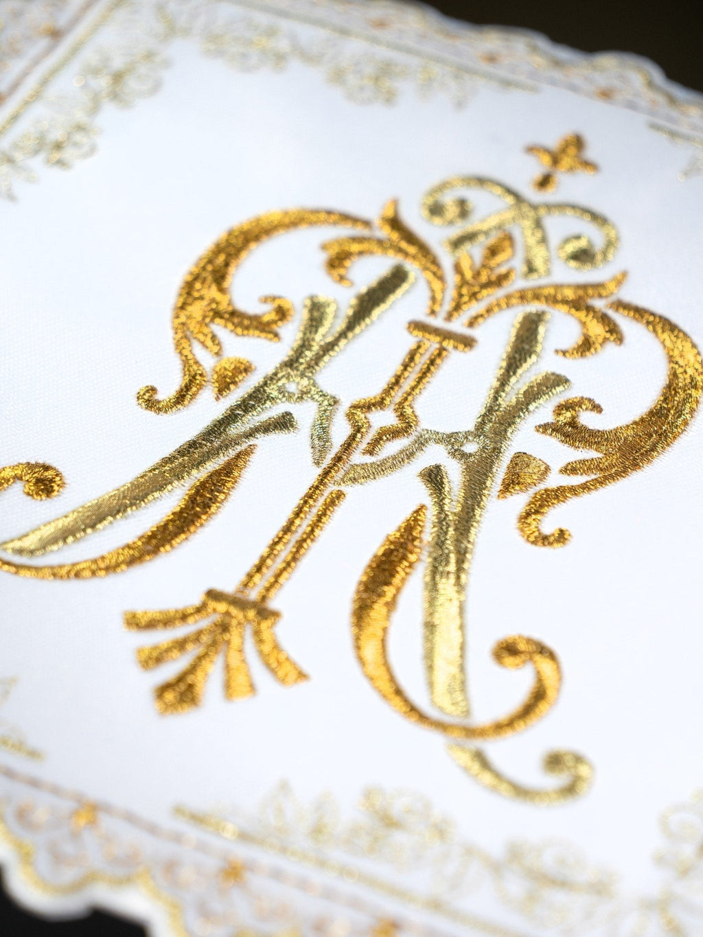 Calice liturgique avec motif marial brodé en or S - 5564 - CHASUBLES.FR