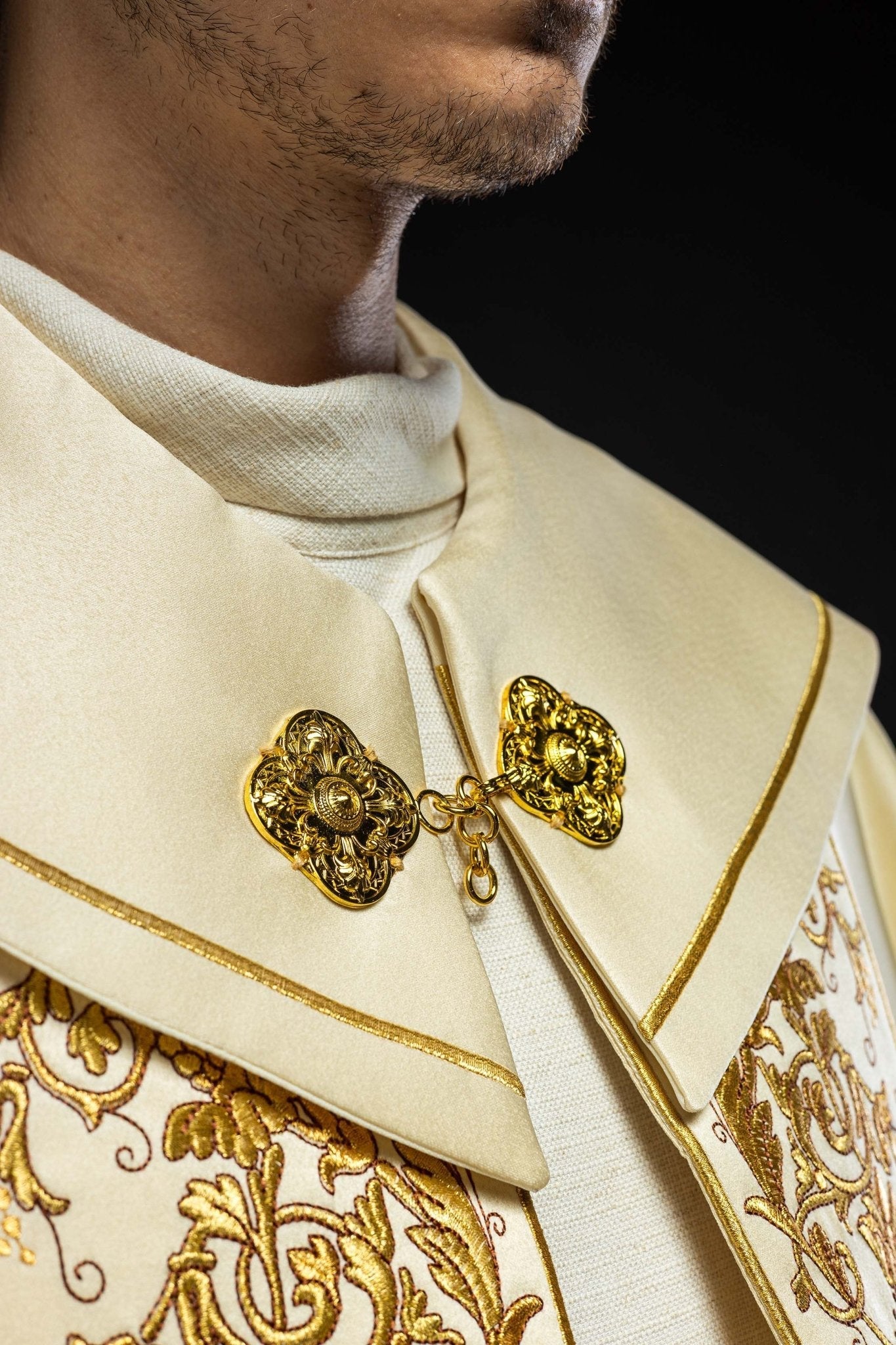 Calice liturgique brodé écru KKP/013/05/20 ECRU SAT. POMPON 145cm - CHASUBLES.FR