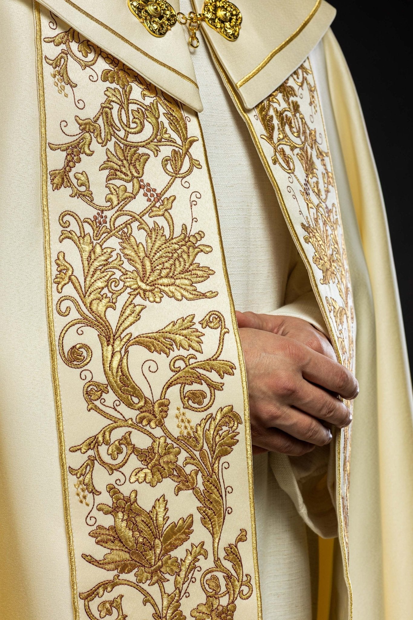 Calice liturgique brodé écru KKP/013/05/20 ECRU SAT. POMPON 145cm - CHASUBLES.FR