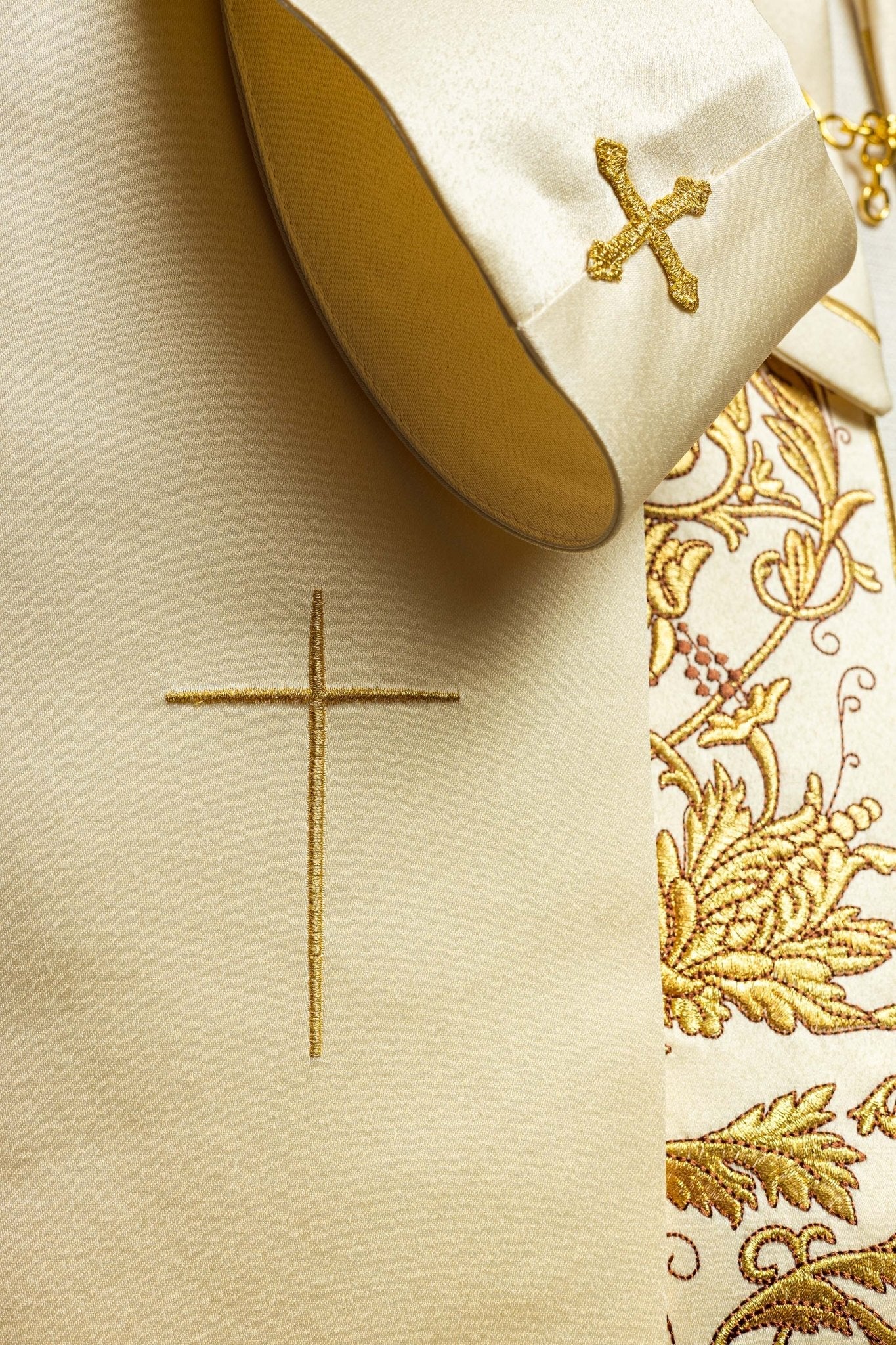 Calice liturgique brodé écru KKP/013/05/20 ECRU SAT. POMPON 145cm - CHASUBLES.FR