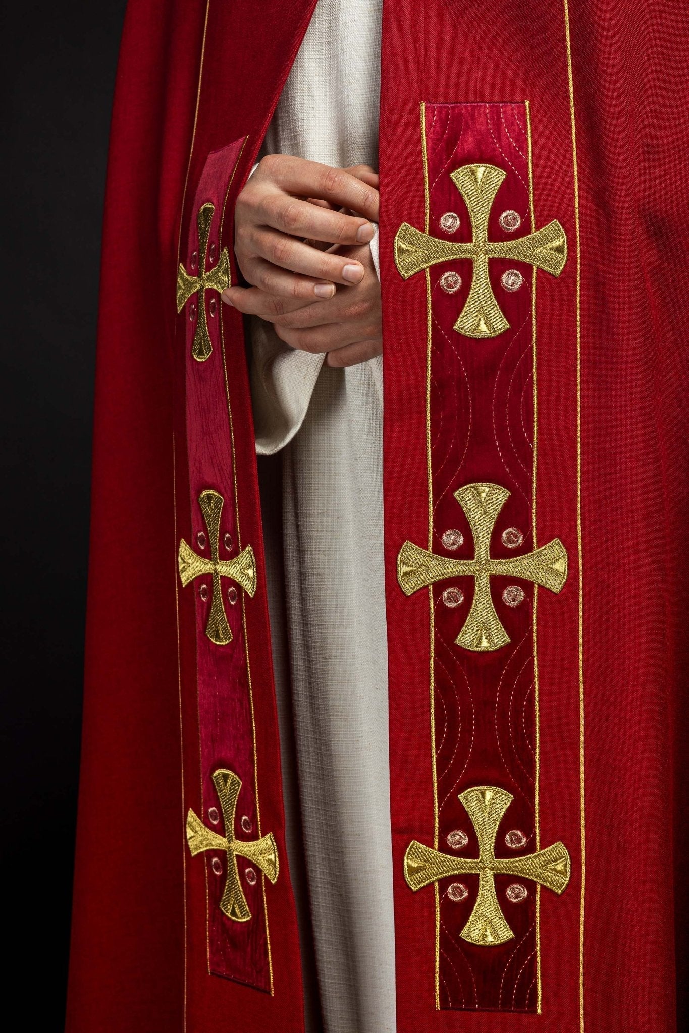 Capa en croix brodée or et velours rouge S - 3068 - 02 - 70 145cm - CHASUBLES.FR