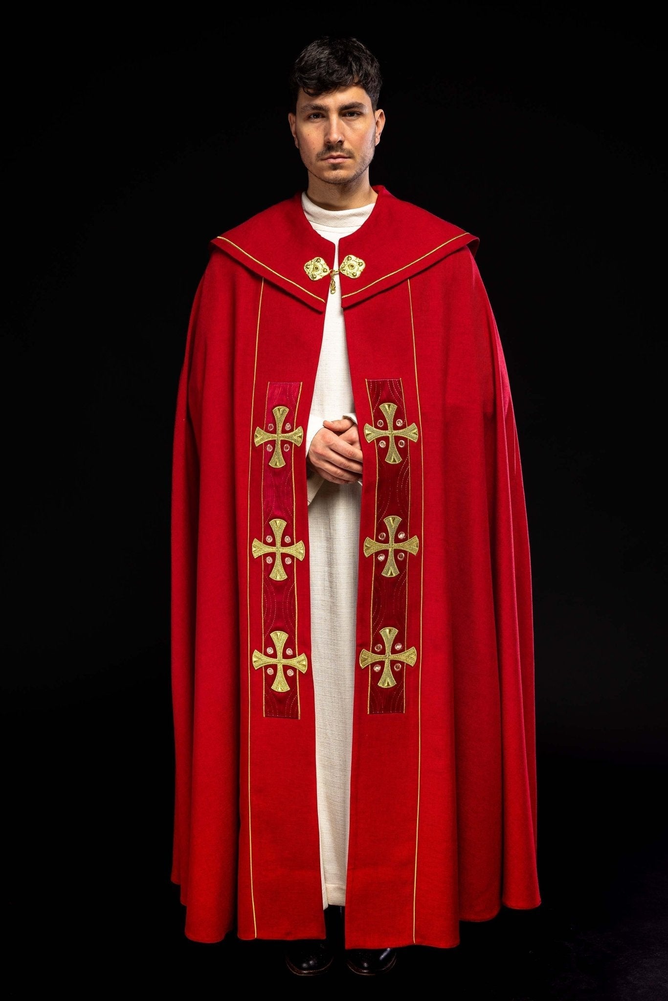 Capa en croix brodée or et velours rouge S - 3068 - 02 - 70 145cm - CHASUBLES.FR