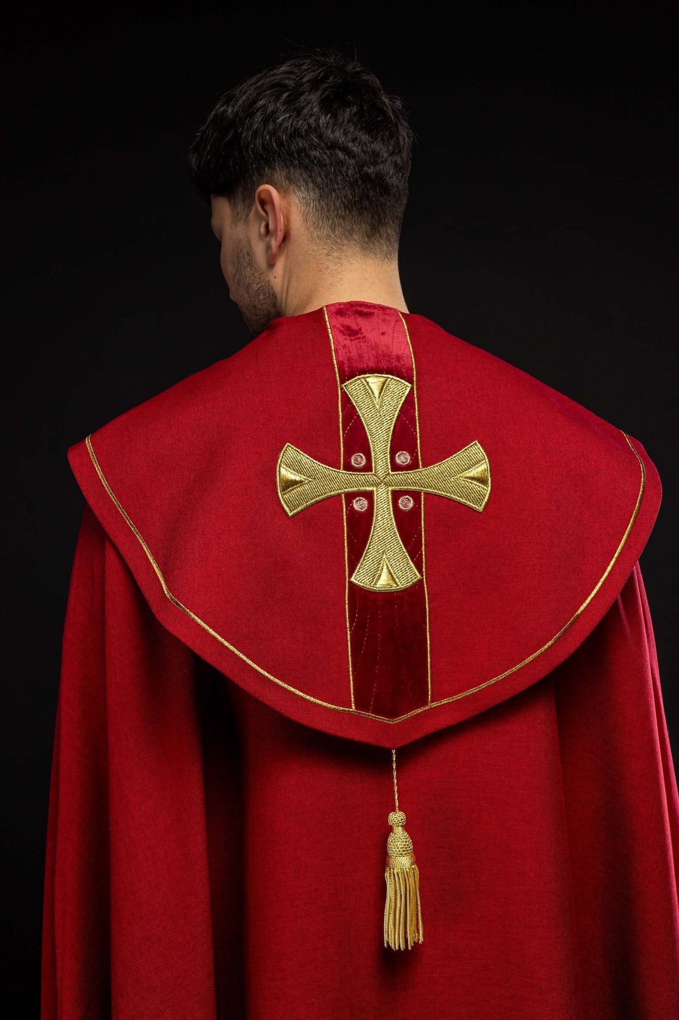Capa en croix brodée or et velours rouge S - 3068 - 02 - 70 145cm - CHASUBLES.FR