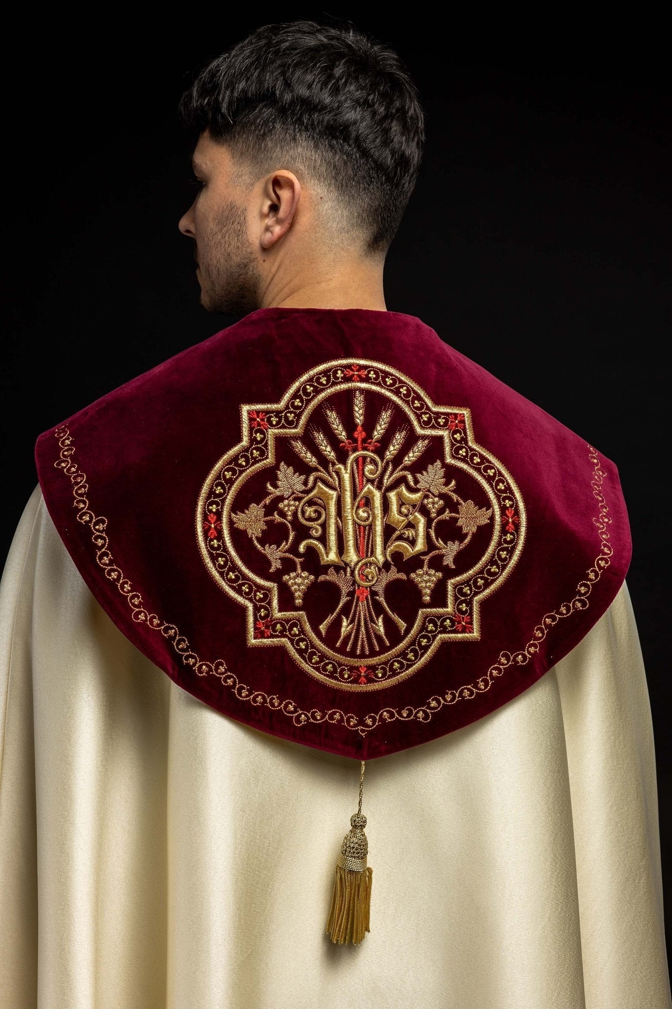 Cape brodée sur velours IHS écru KKP/004/05/20/PA 145cm - CHASUBLES.FR