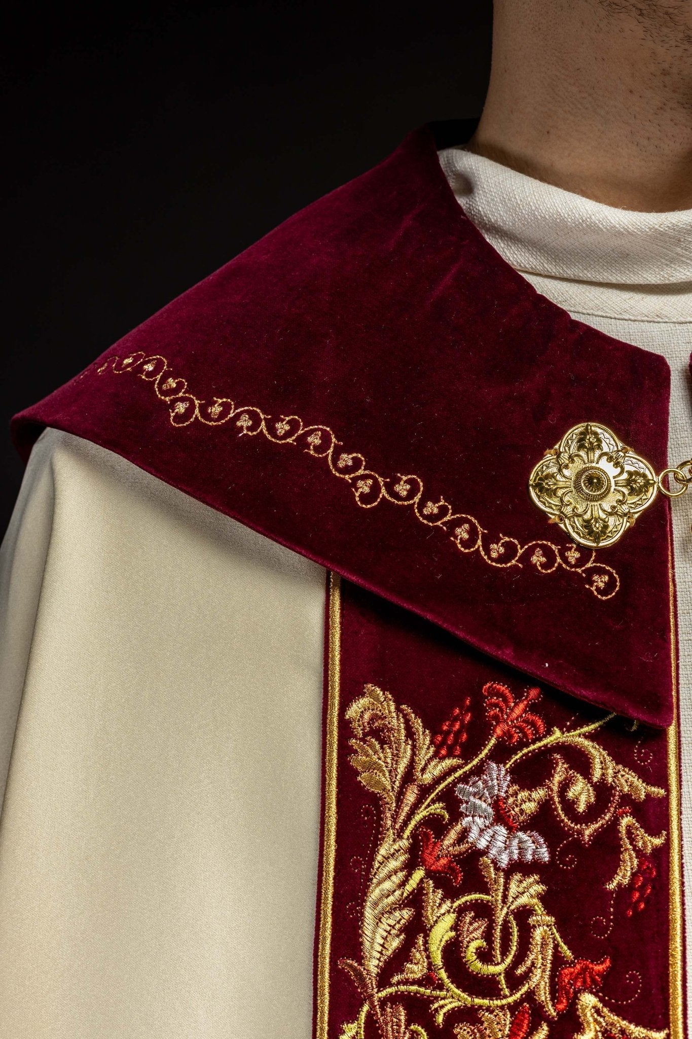 Cape brodée sur velours IHS écru KKP/004/05/20/PA 145cm - CHASUBLES.FR
