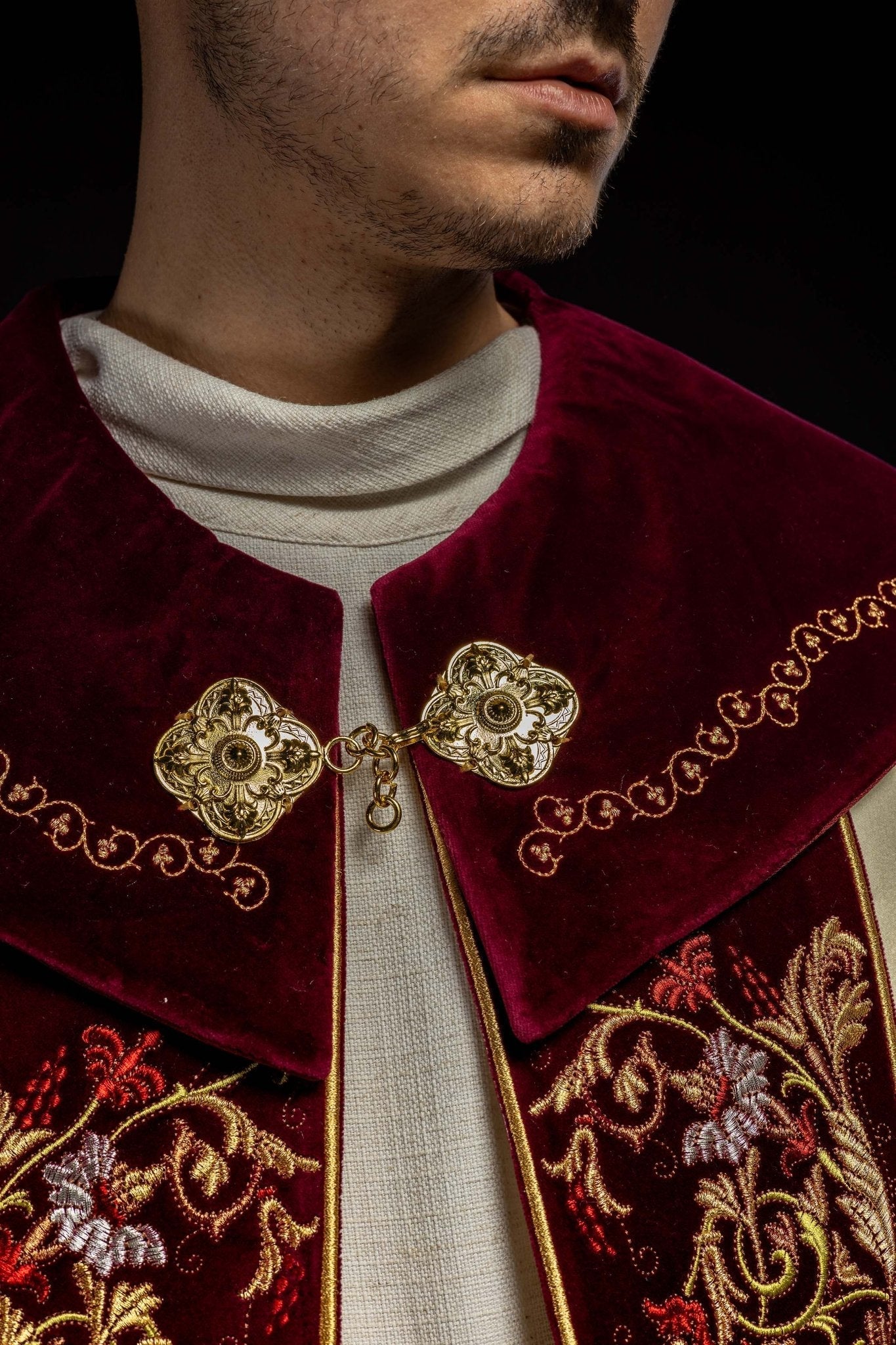 Cape brodée sur velours IHS écru KKP/004/05/20/PA 145cm - CHASUBLES.FR