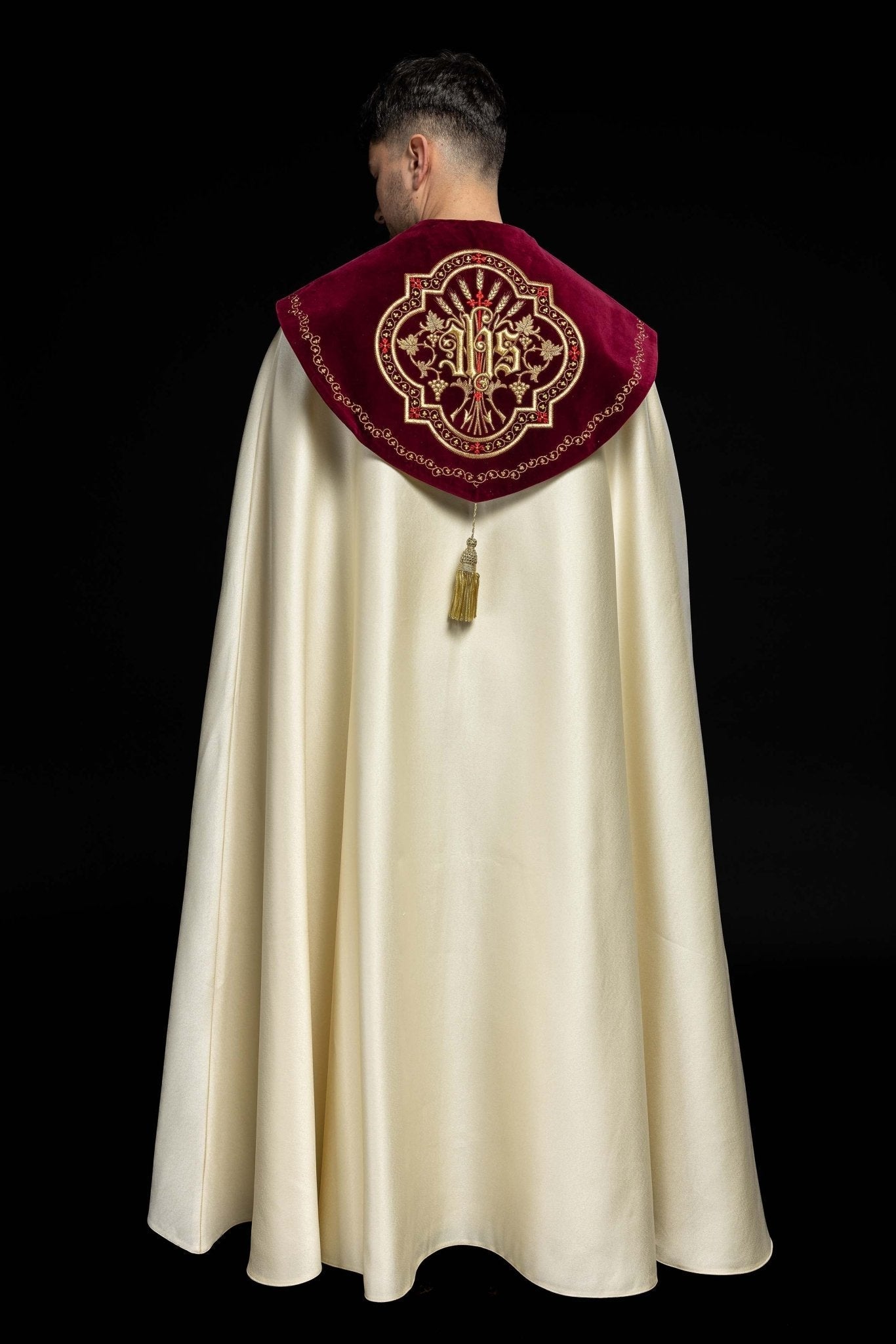 Cape brodée sur velours IHS écru KKP/004/05/20/PA 145cm - CHASUBLES.FR