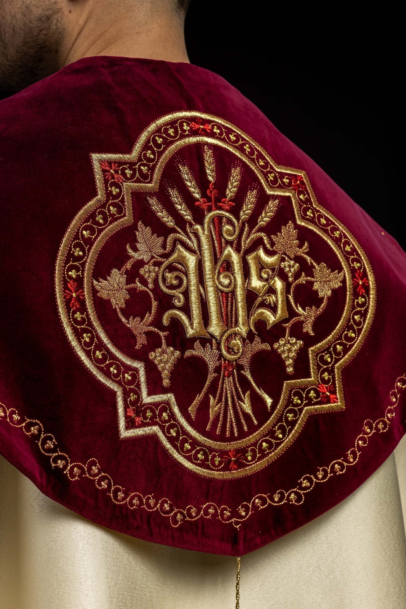 Cape brodée sur velours IHS écru KKP/004/05/20/PA 145cm - CHASUBLES.FR