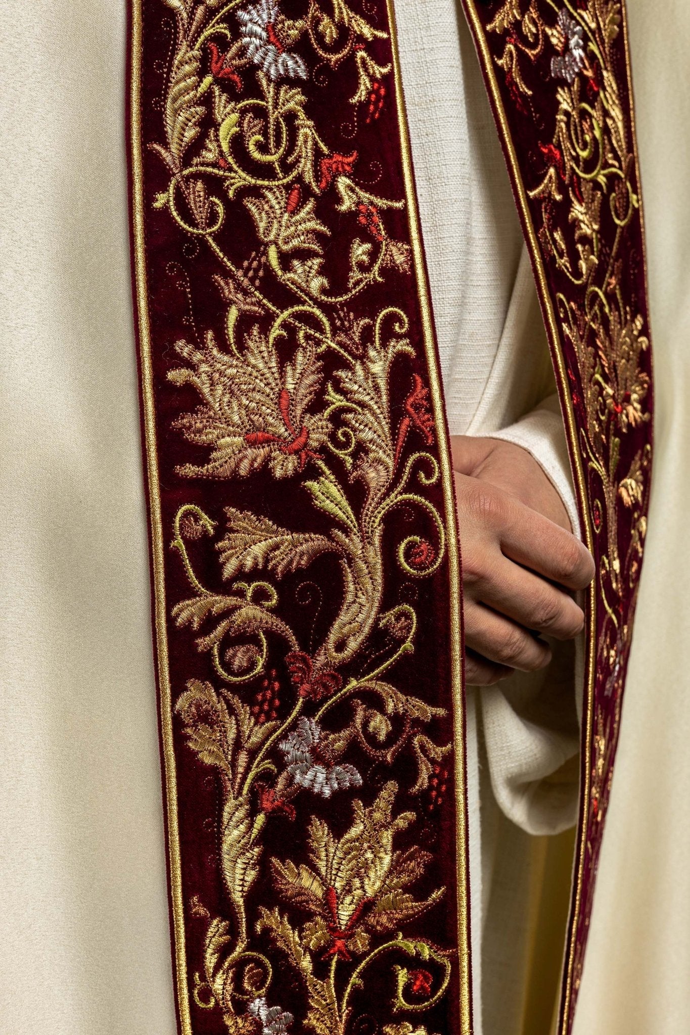 Cape brodée sur velours IHS écru KKP/004/05/20/PA 145cm - CHASUBLES.FR