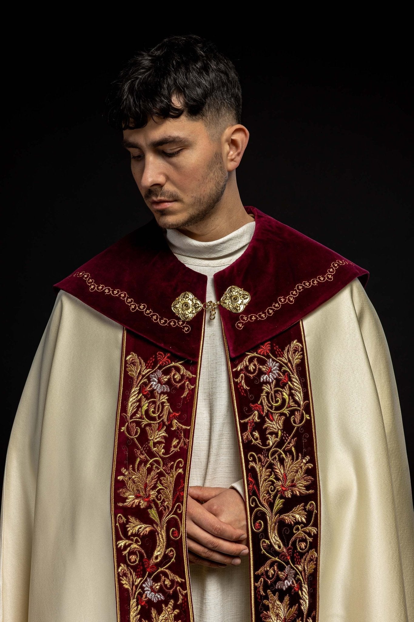 Cape brodée sur velours IHS écru KKP/004/05/20/PA 145cm - CHASUBLES.FR