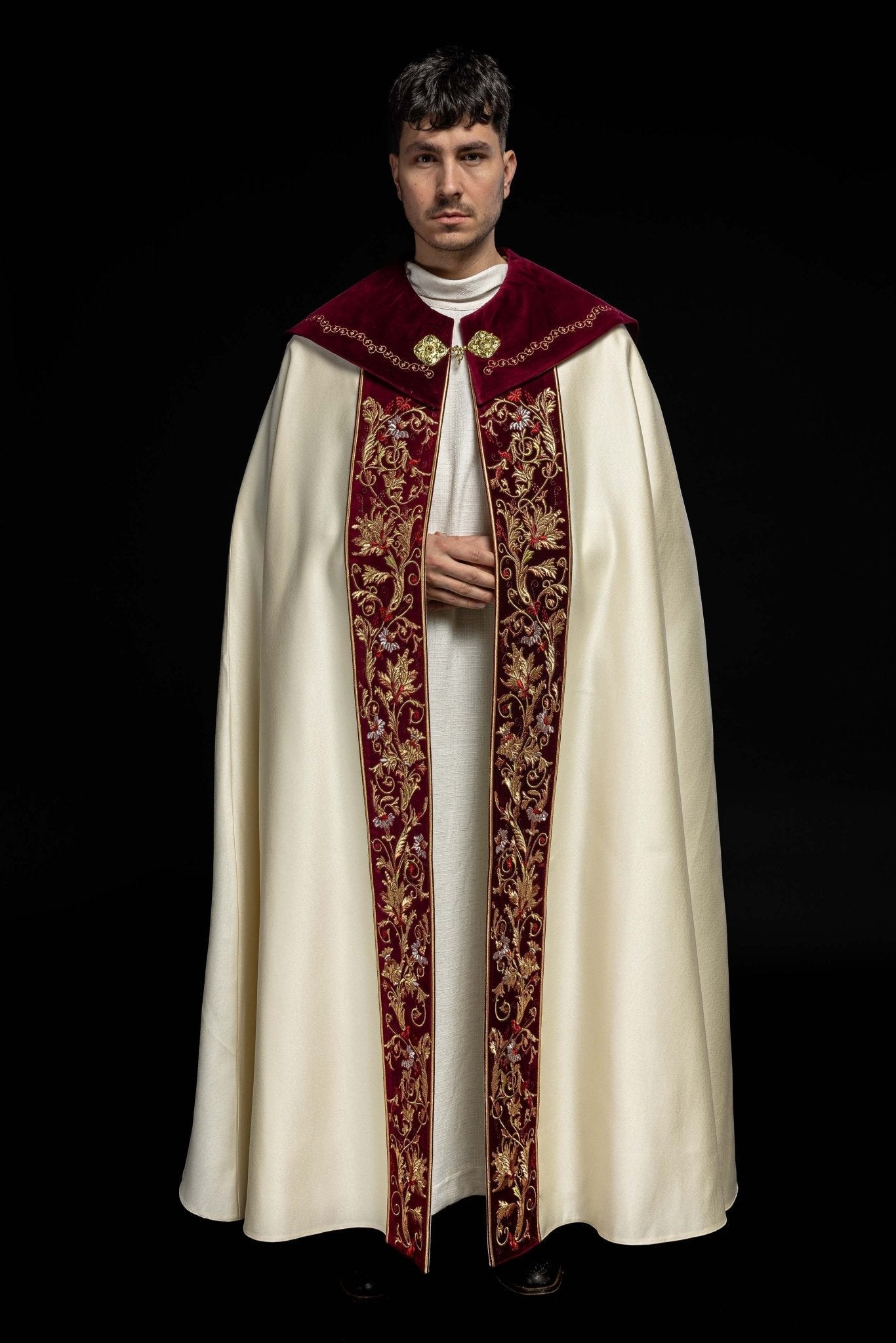 Cape brodée sur velours IHS écru KKP/004/05/20/PA 145cm - CHASUBLES.FR