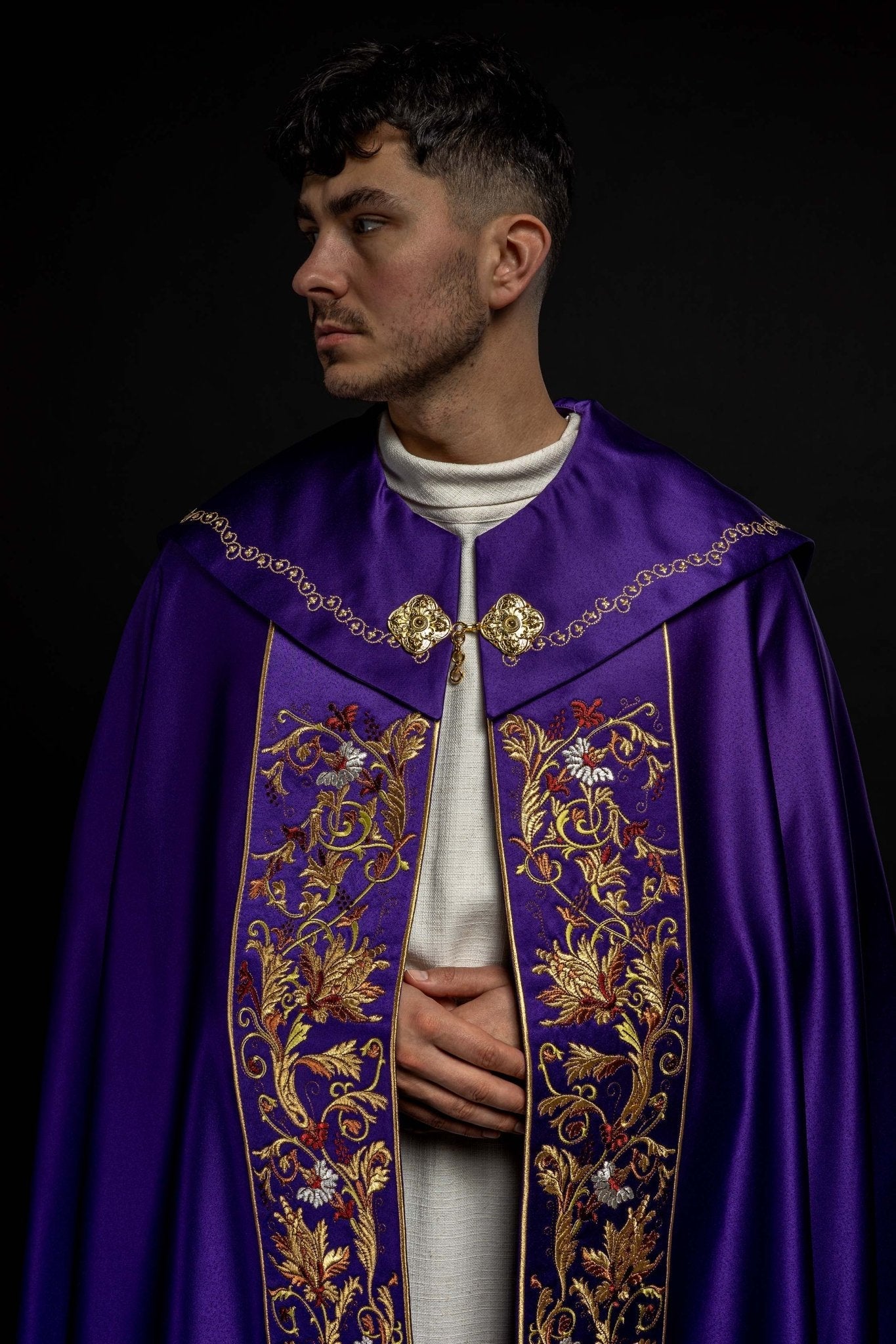 Cape eucharistique avec monogramme richement décoré en violet KKP/004/03/20 145cm - CHASUBLES.FR
