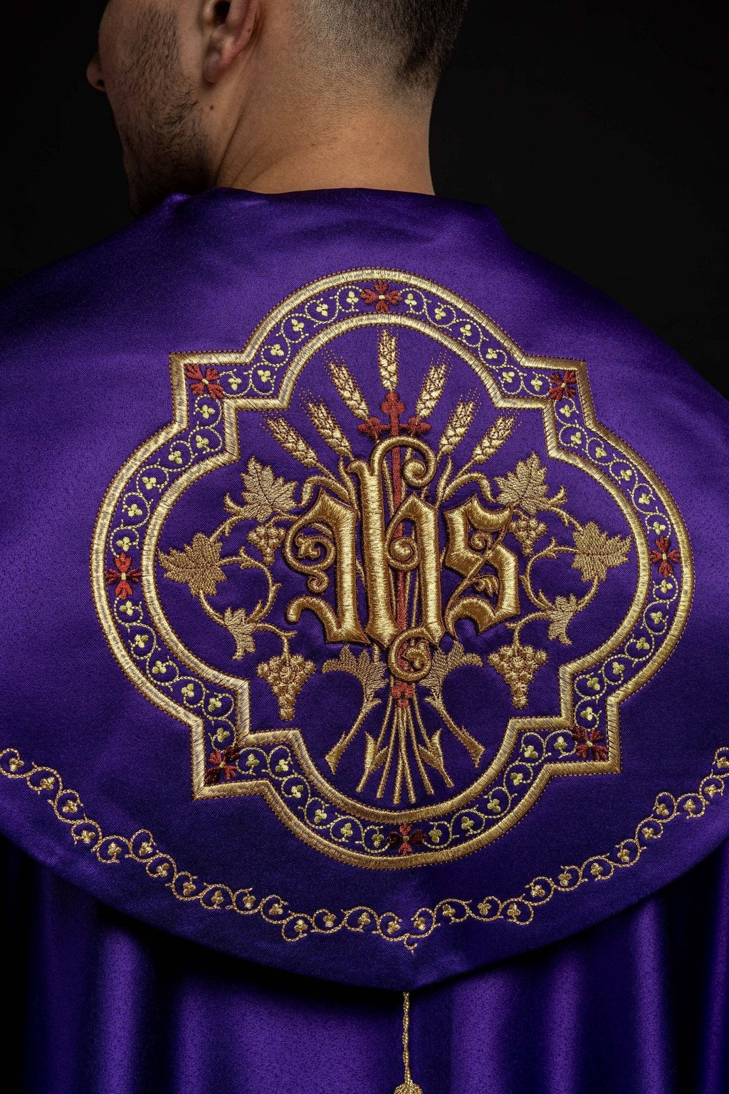 Cape eucharistique avec monogramme richement décoré en violet KKP/004/03/20 145cm - CHASUBLES.FR