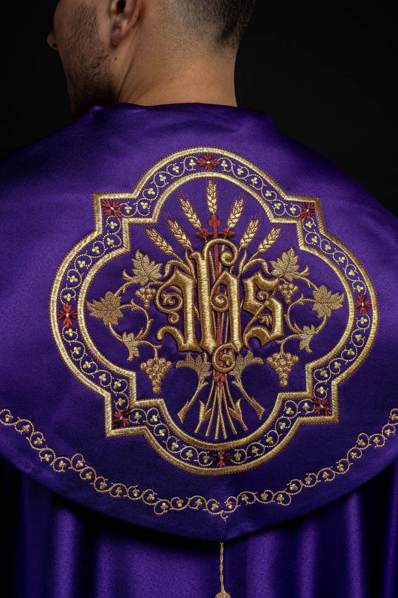 Cape eucharistique avec monogramme richement décoré en violet KKP/004/03/20 145cm - CHASUBLES.FR