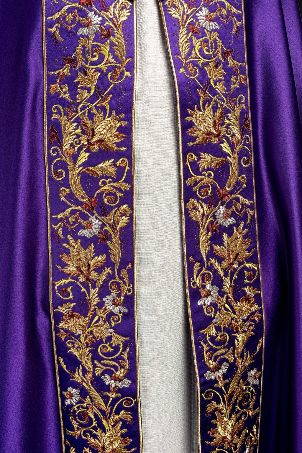 Cape eucharistique avec monogramme richement décoré en violet KKP/004/03/20 145cm - CHASUBLES.FR