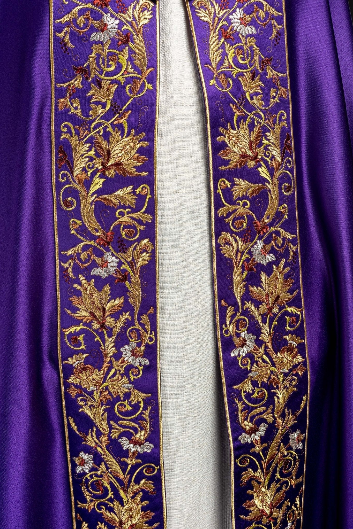 Cape eucharistique avec monogramme richement décoré en violet KKP/004/03/20 145cm - CHASUBLES.FR
