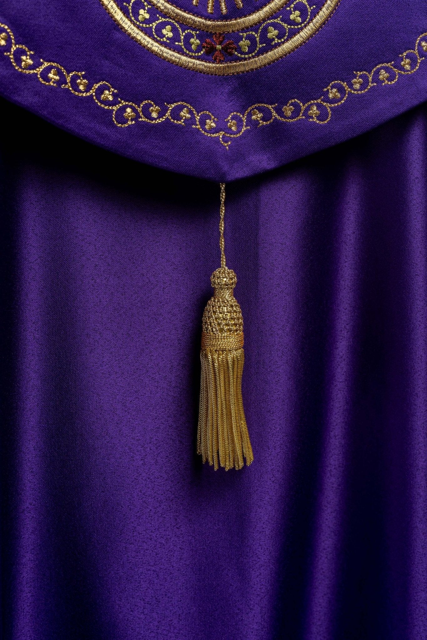 Cape eucharistique avec monogramme richement décoré en violet KKP/004/03/20 145cm - CHASUBLES.FR