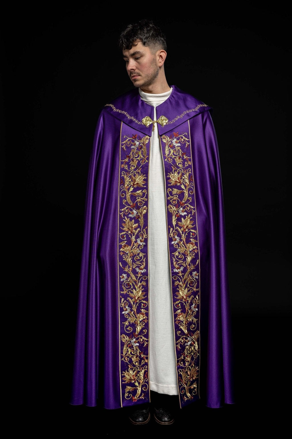 Cape eucharistique avec monogramme richement décoré en violet KKP/004/03/20 145cm - CHASUBLES.FR