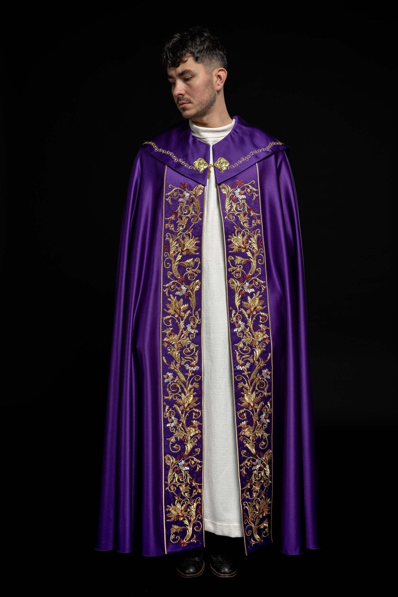 Cape eucharistique avec monogramme richement décoré en violet KKP/004/03/20 145cm - CHASUBLES.FR