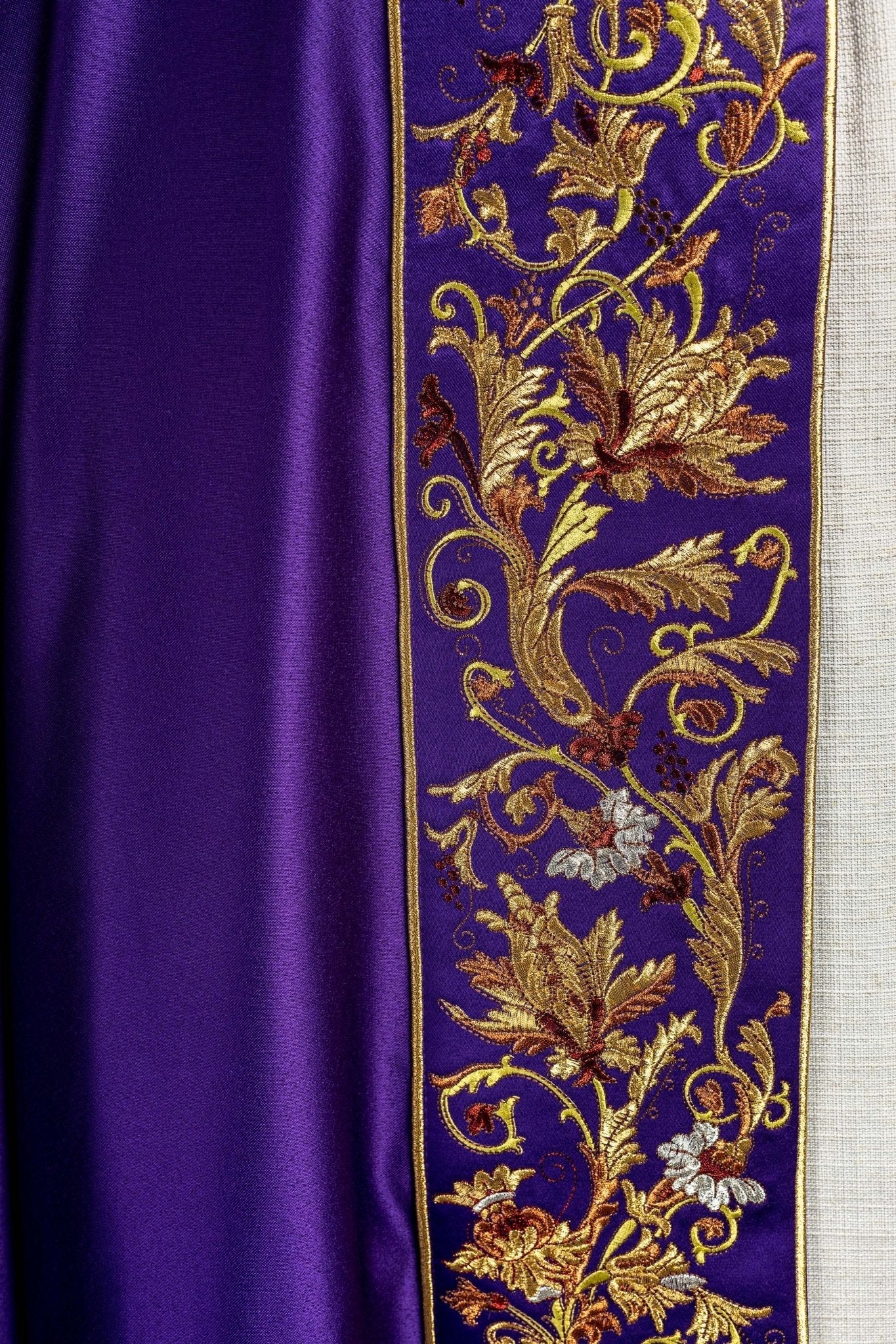 Cape eucharistique avec monogramme richement décoré en violet KKP/004/03/20 145cm - CHASUBLES.FR