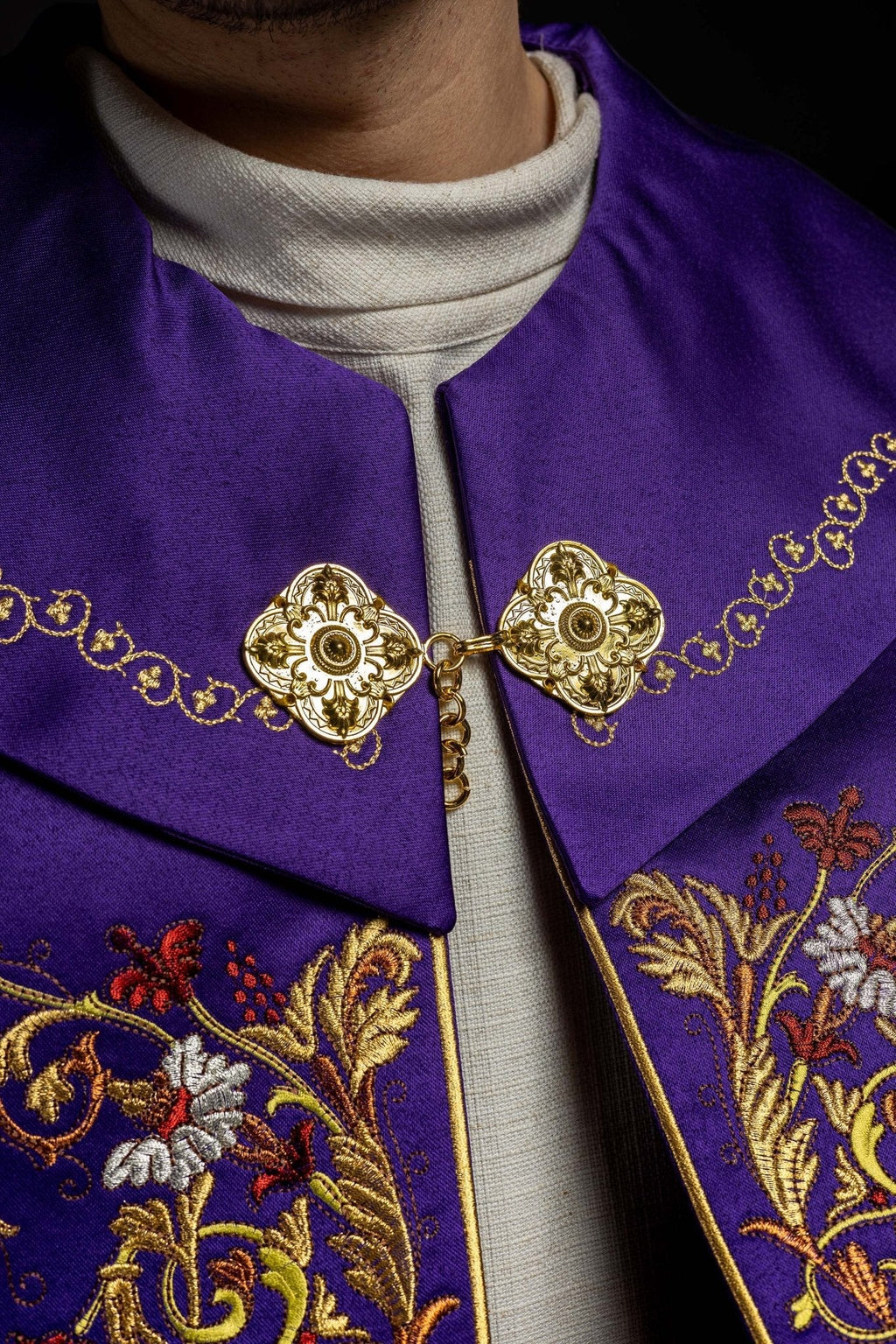Cape eucharistique avec monogramme richement décoré en violet KKP/004/03/20 145cm - CHASUBLES.FR