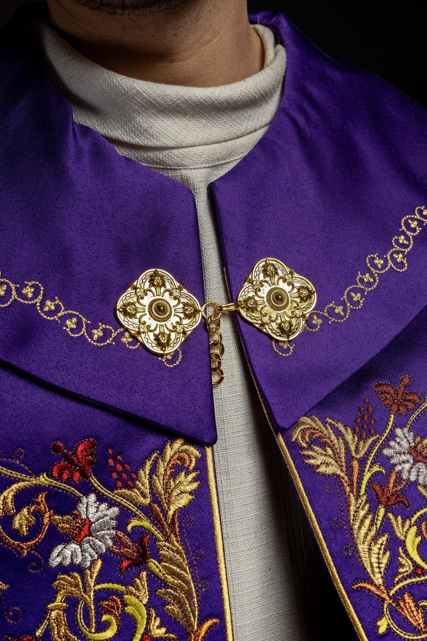 Cape eucharistique avec monogramme richement décoré en violet KKP/004/03/20 145cm - CHASUBLES.FR