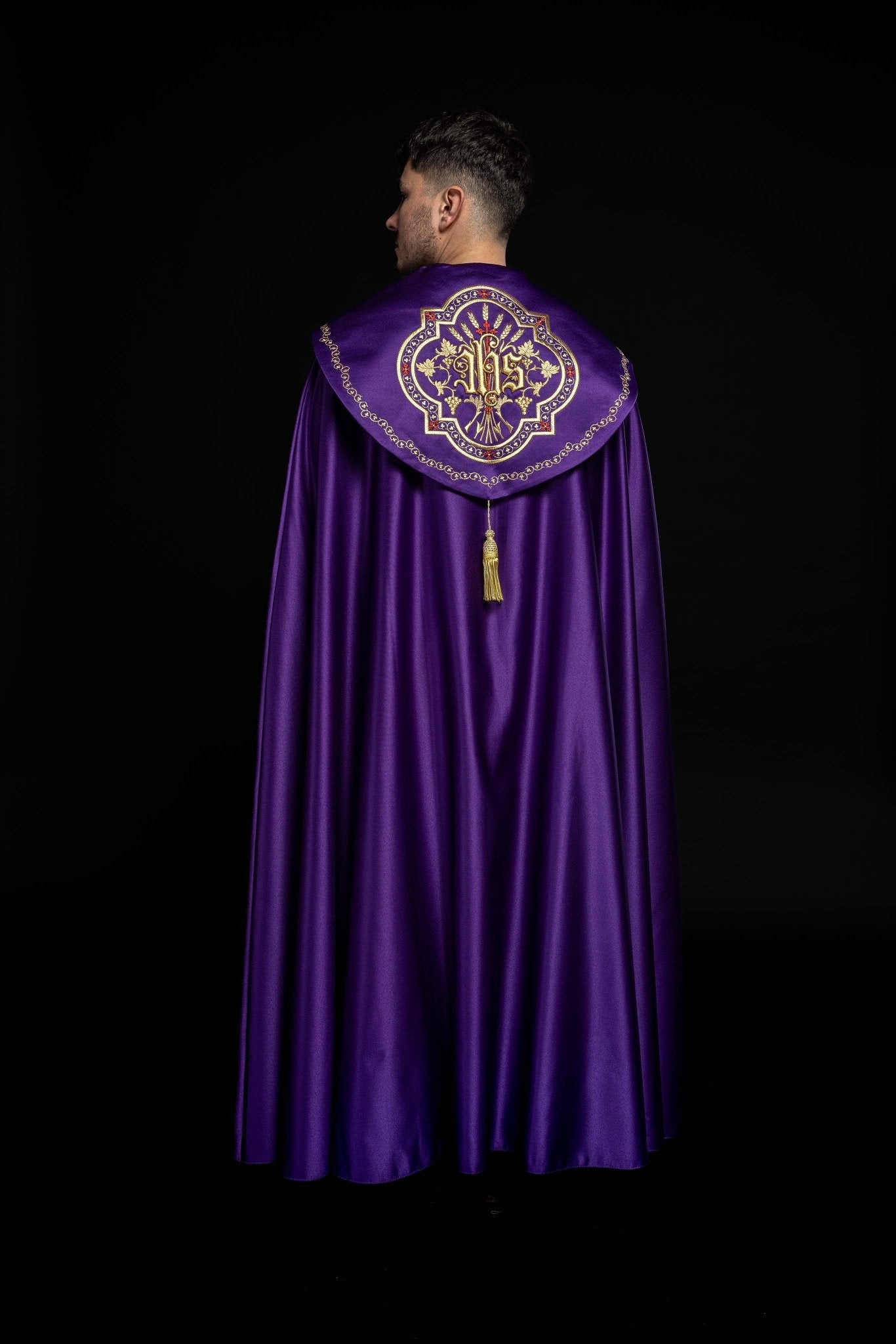 Cape eucharistique avec monogramme richement décoré en violet KKP/004/03/20 145cm - CHASUBLES.FR