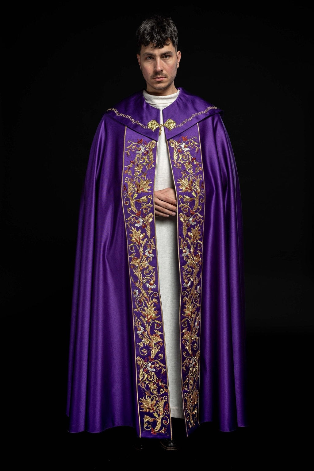 Cape eucharistique avec monogramme richement décoré en violet KKP/004/03/20 145cm - CHASUBLES.FR