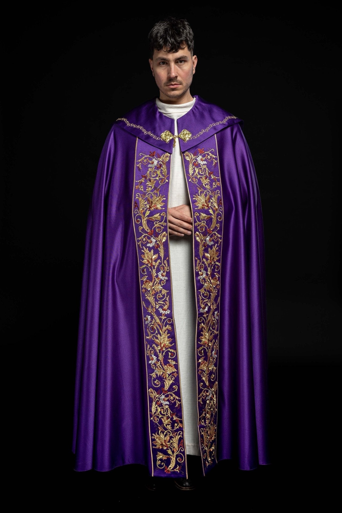Cape eucharistique avec monogramme richement décoré en violet KKP/004/03/20 145cm - CHASUBLES.FR