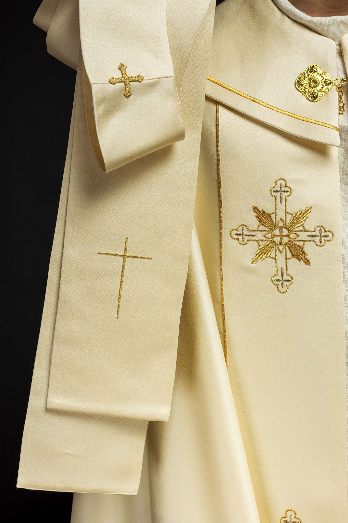 Cape eucharistique Monogramme IHS KKP/023/05/20 ECRU SAT. POMPON 145cm - CHASUBLES.FR