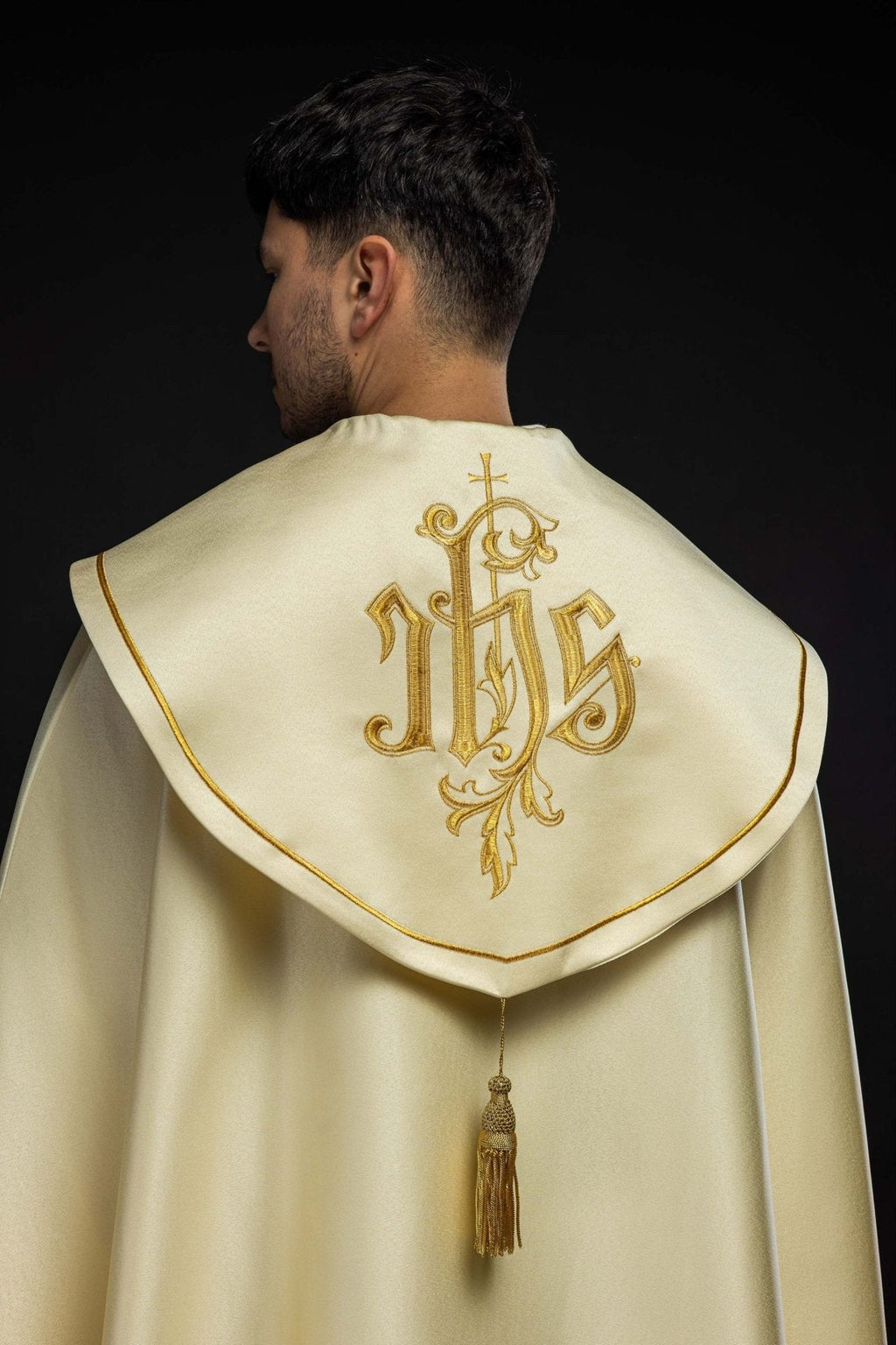 Cape eucharistique Monogramme IHS KKP/023/05/20 ECRU SAT. POMPON 145cm - CHASUBLES.FR