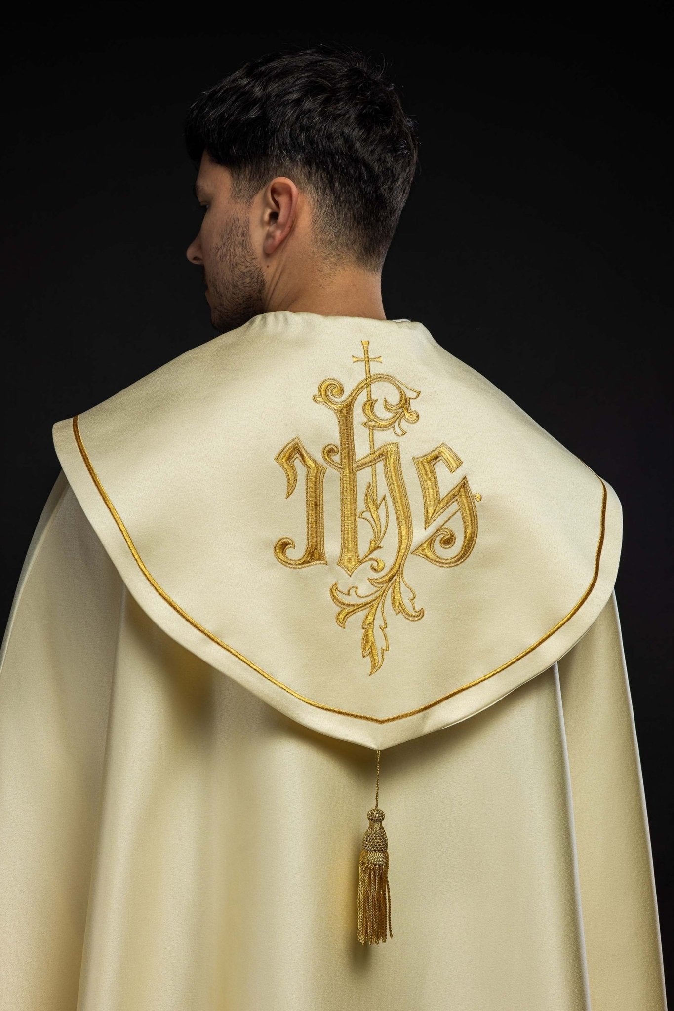 Cape eucharistique Monogramme IHS KKP/023/05/20 ECRU SAT. POMPON 145cm - CHASUBLES.FR