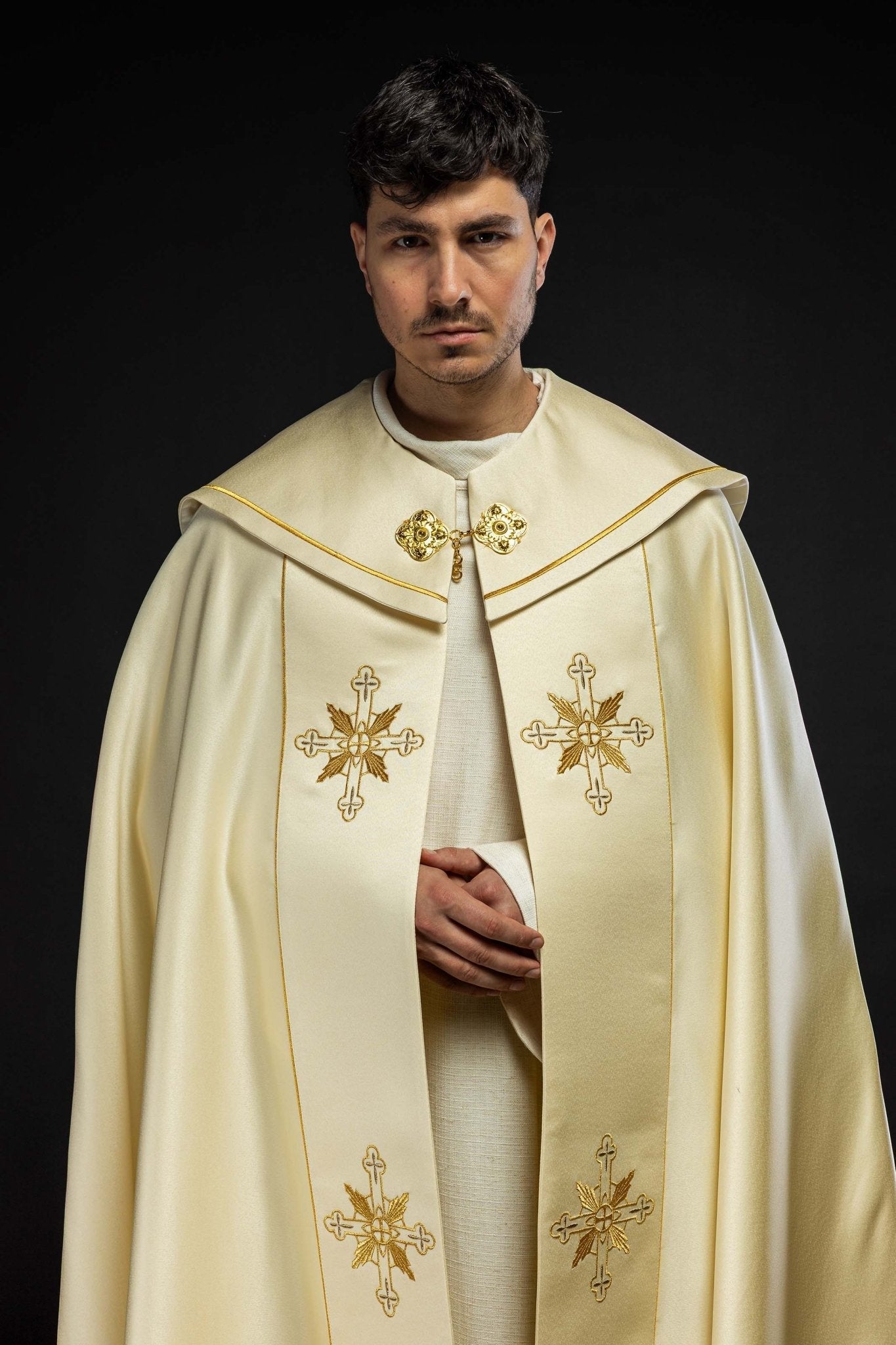 Cape eucharistique Monogramme IHS KKP/023/05/20 ECRU SAT. POMPON 145cm - CHASUBLES.FR