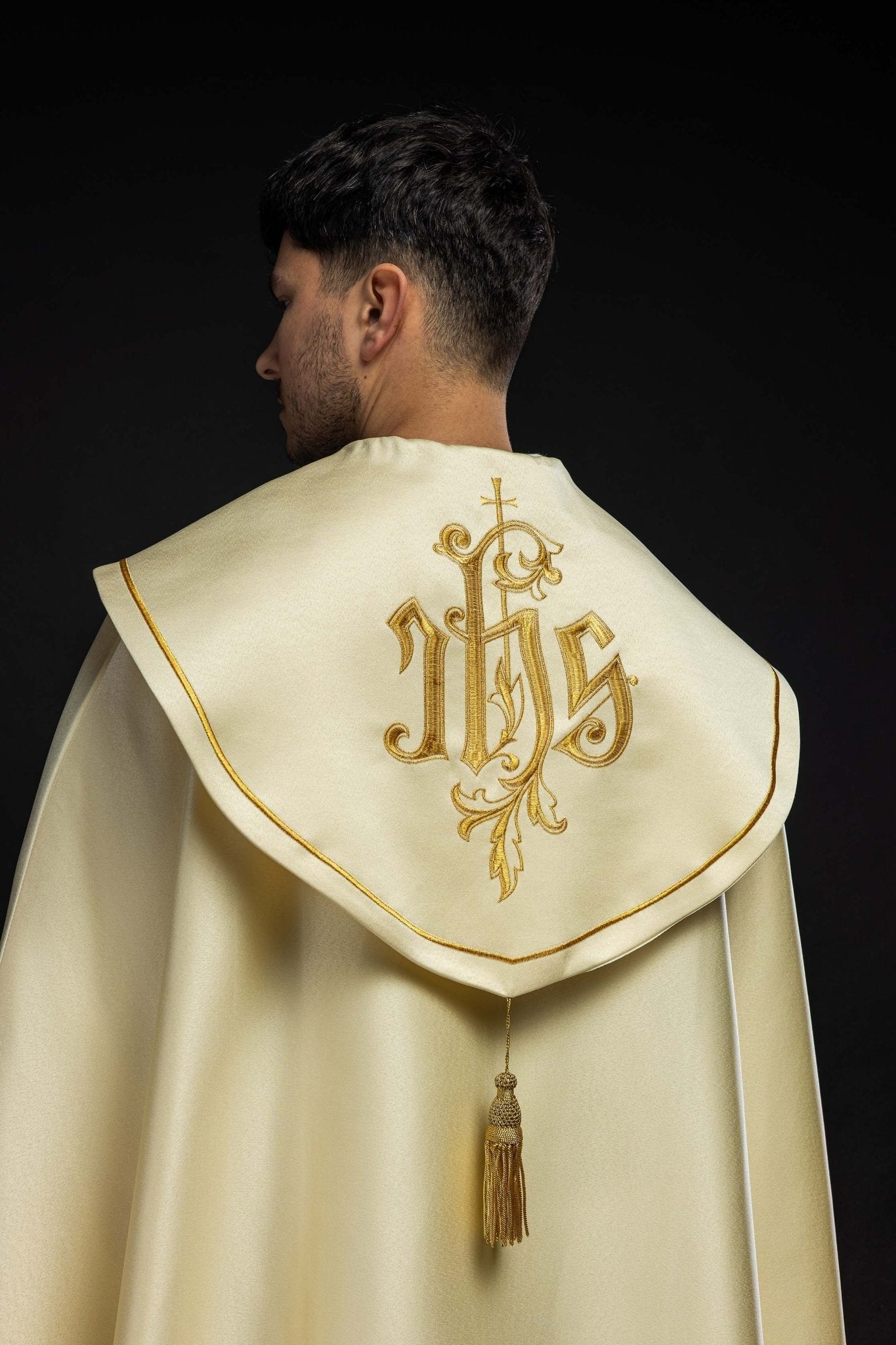 Cape eucharistique Monogramme IHS KKP/023/05/20 ECRU SAT. POMPON 145cm - CHASUBLES.FR