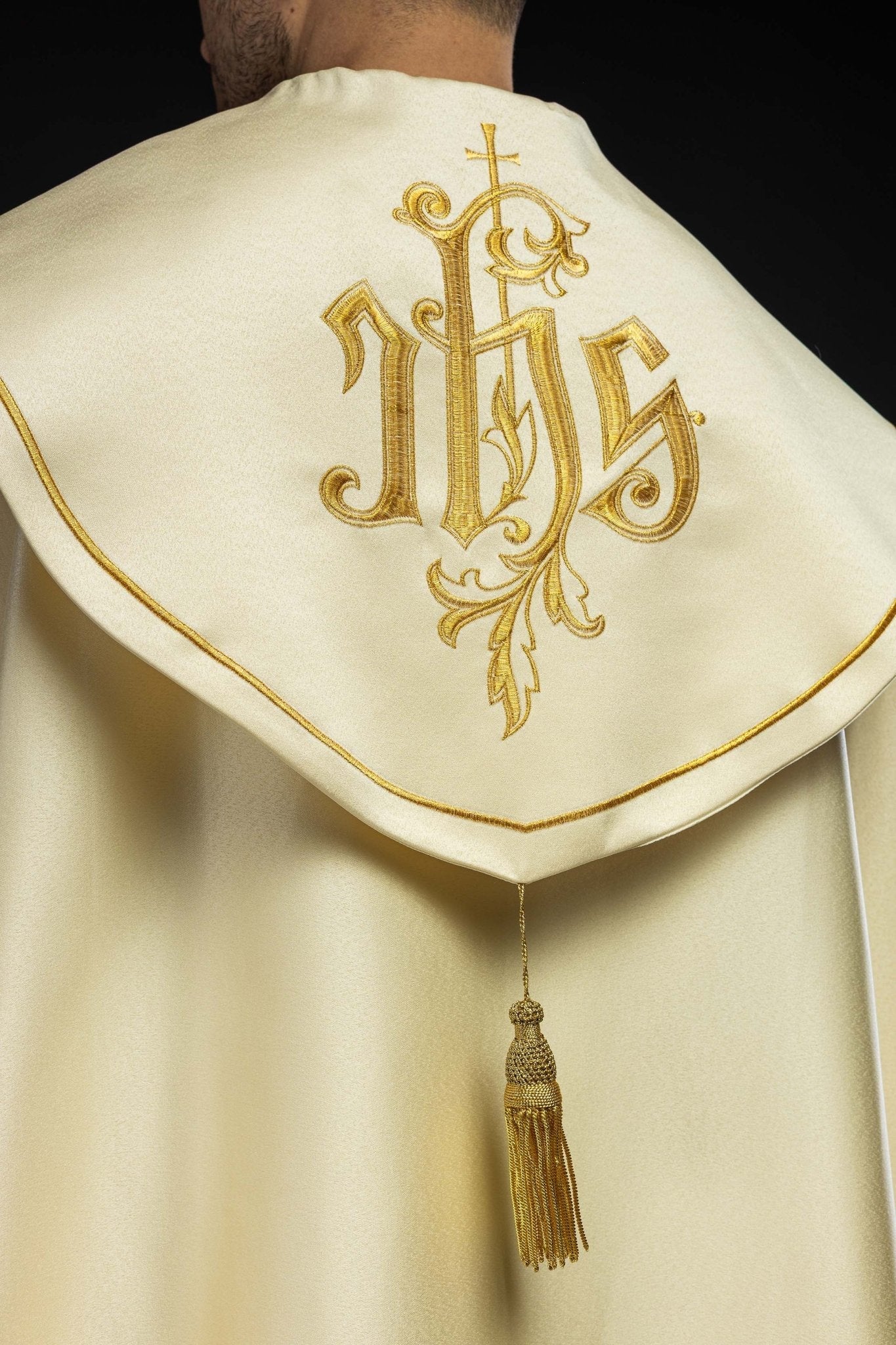 Cape eucharistique Monogramme IHS KKP/023/05/20 ECRU SAT. POMPON 145cm - CHASUBLES.FR