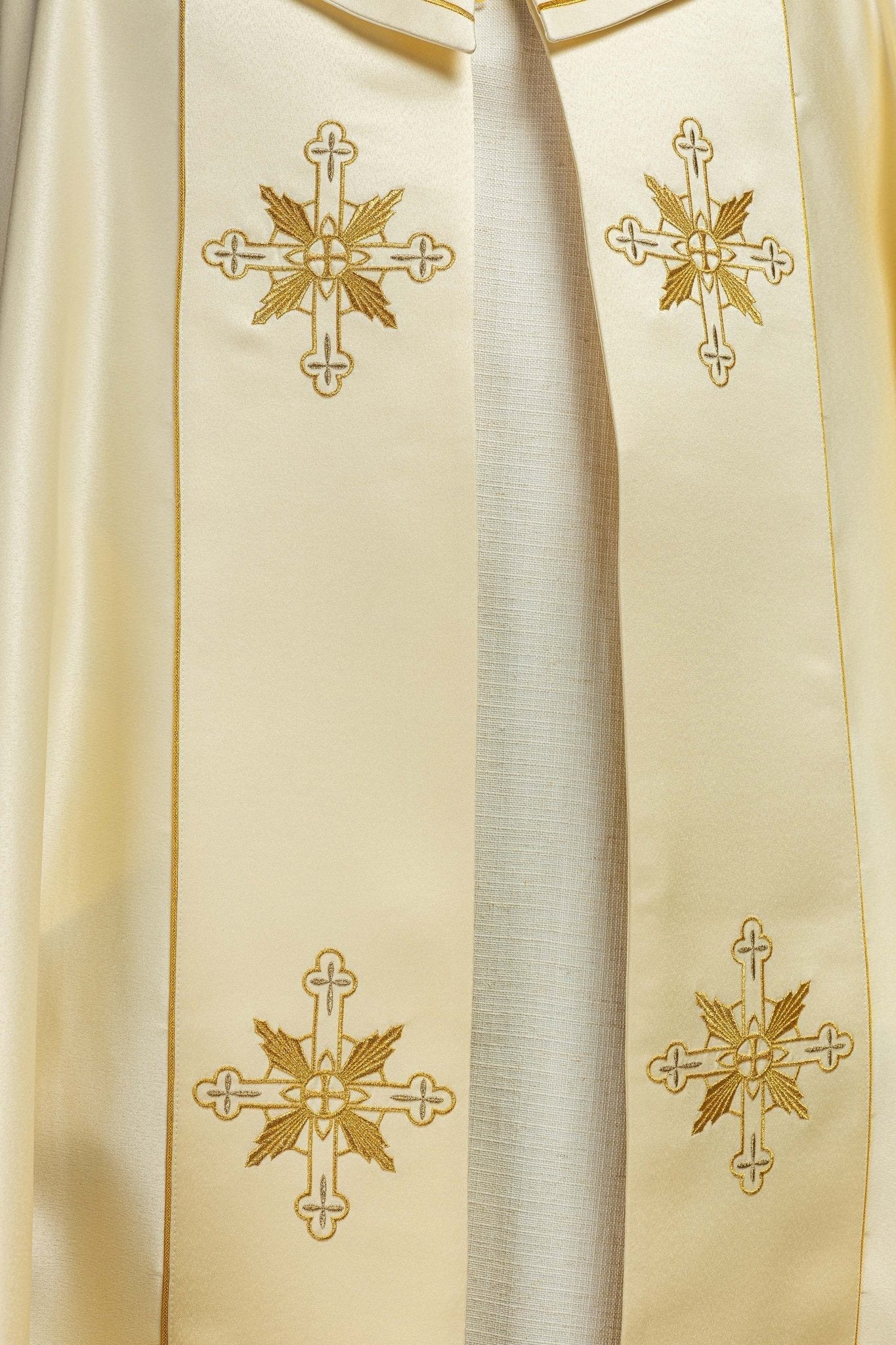 Cape eucharistique Monogramme IHS KKP/023/05/20 ECRU SAT. POMPON 145cm - CHASUBLES.FR