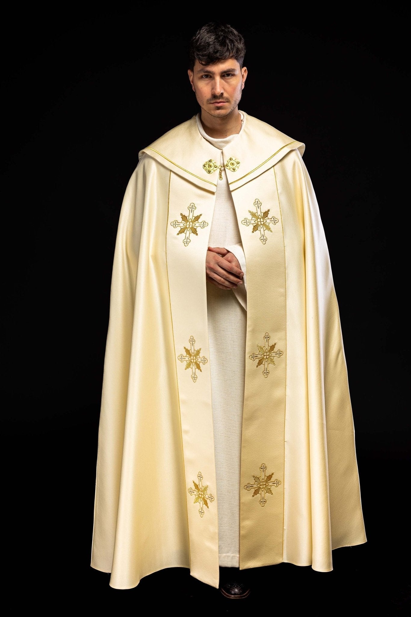 Cape eucharistique Monogramme IHS KKP/023/05/20 ECRU SAT. POMPON 145cm - CHASUBLES.FR