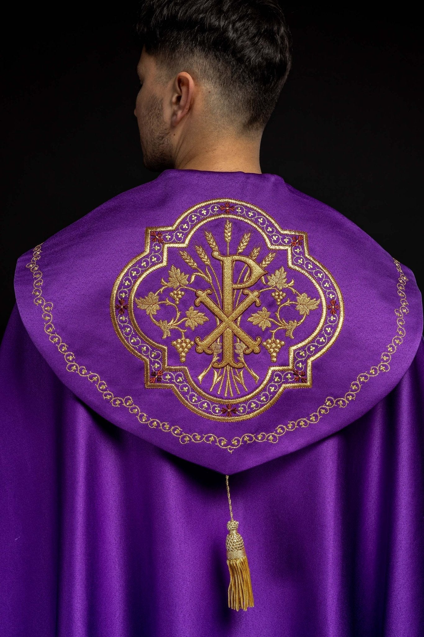 Cape eucharistique monogramme PX en violet KKP/014/03/20 FIOLETOWA SAT.POMPON 145cm - CHASUBLES.FR