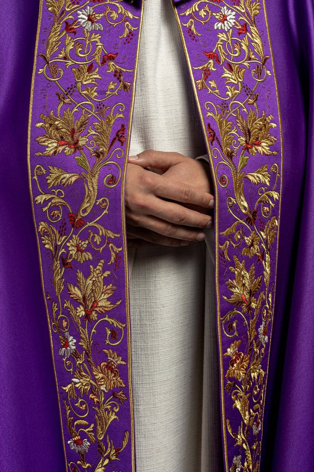 Cape eucharistique monogramme PX en violet KKP/014/03/20 FIOLETOWA SAT.POMPON 145cm - CHASUBLES.FR