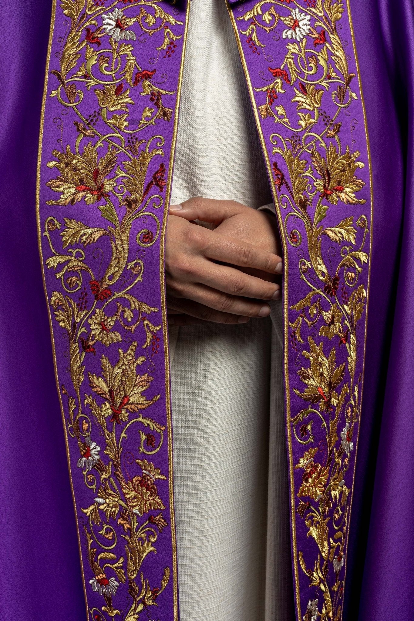 Cape eucharistique monogramme PX en violet KKP/014/03/20 FIOLETOWA SAT.POMPON 145cm - CHASUBLES.FR